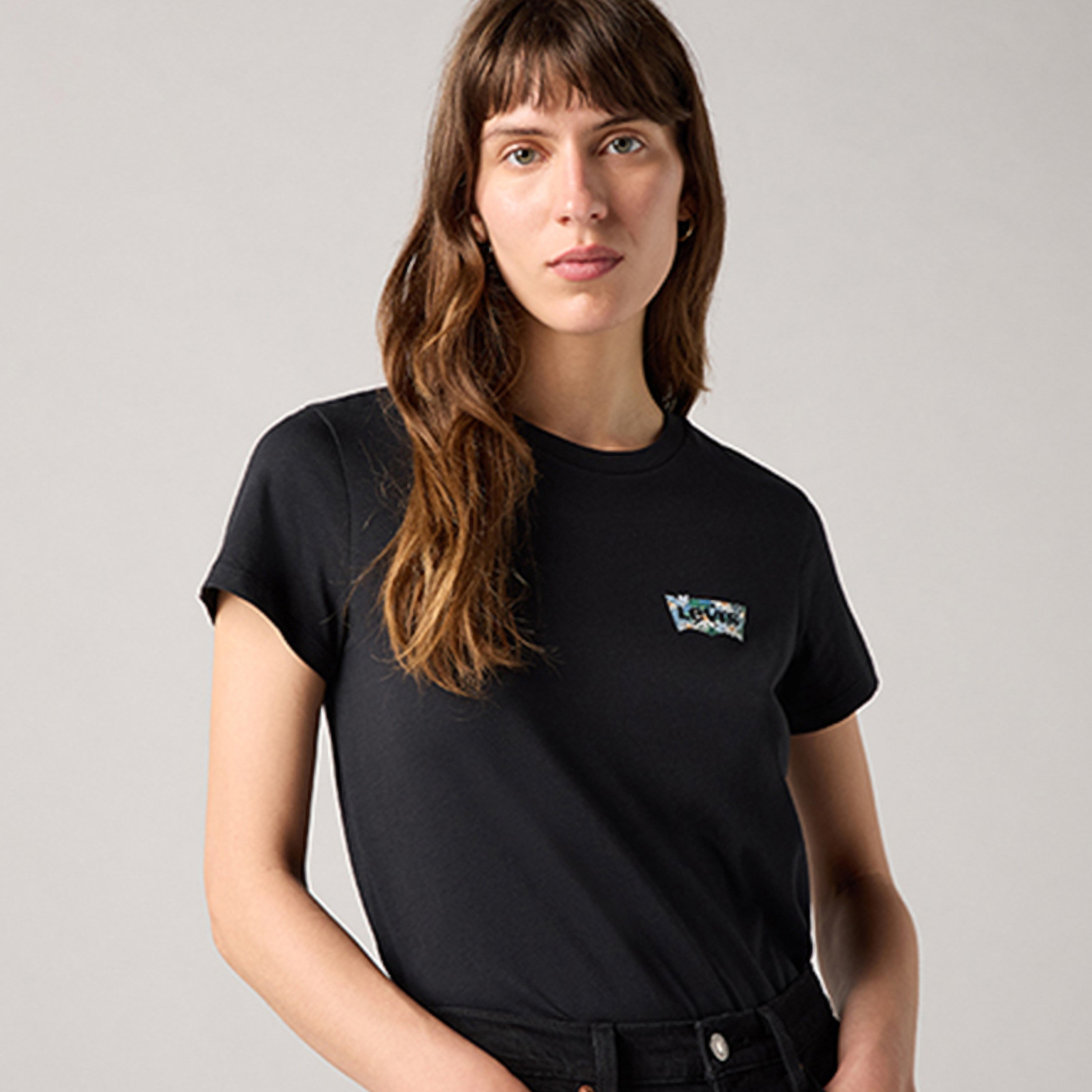 تي شيرت نسائي بأكمام قصيرة ورقبة دائرية سادة من ليفايس-women-clothing-tshirts-image-3