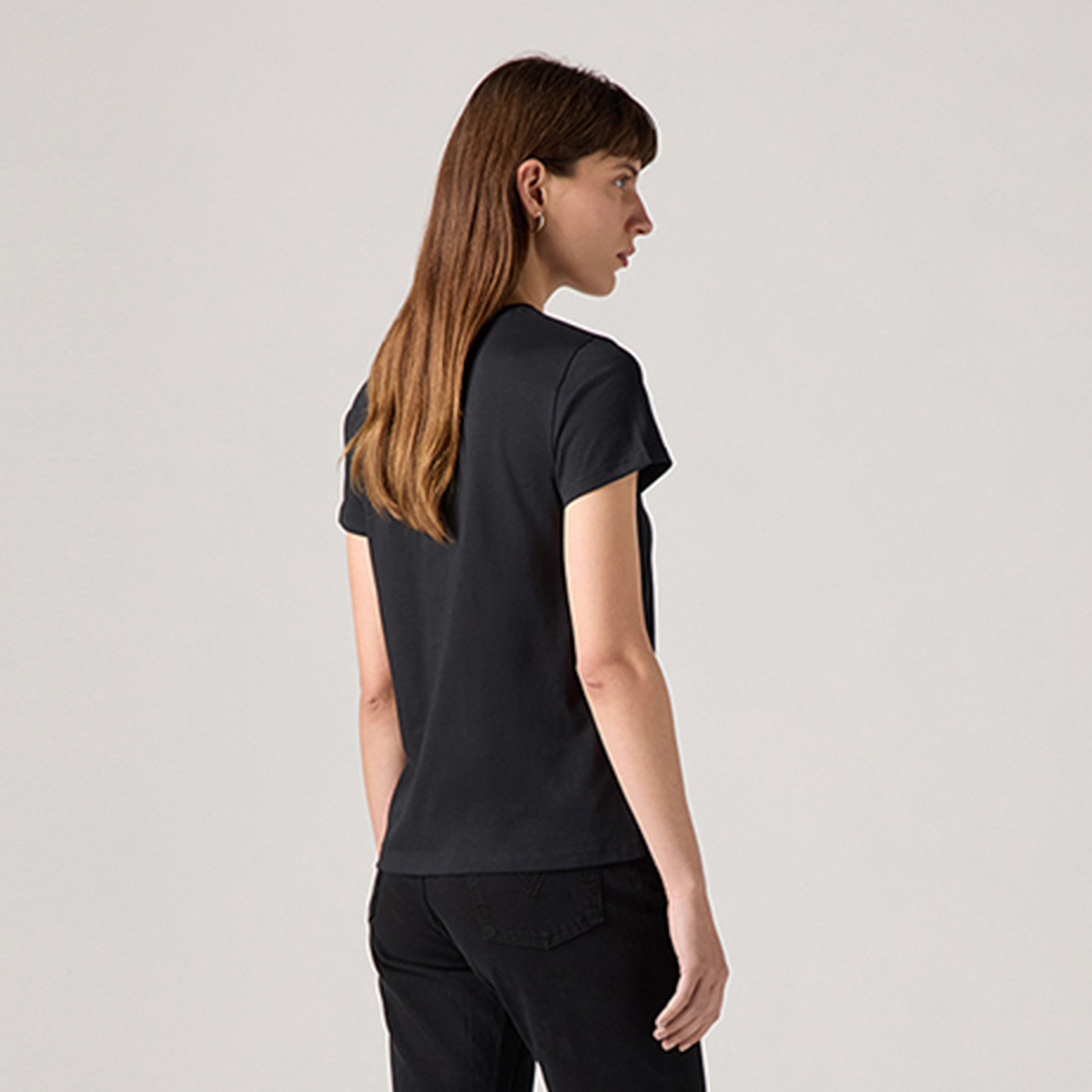 تي شيرت نسائي بأكمام قصيرة ورقبة دائرية سادة من ليفايس-women-clothing-tshirts-image-4