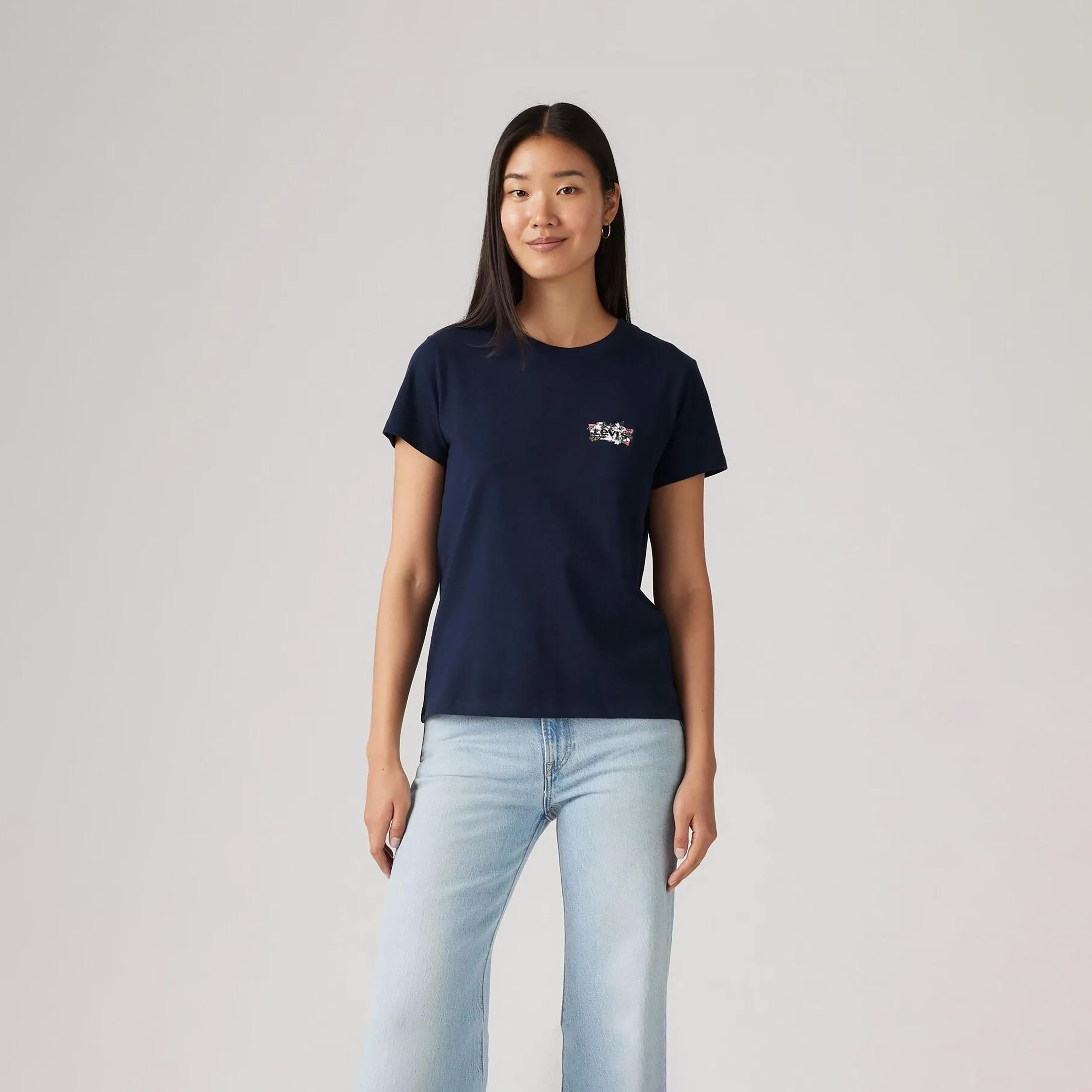 تي شيرت بأكمام قصيرة وياقة دائرية وشعار Levi-women-clothing-tshirts-image-2