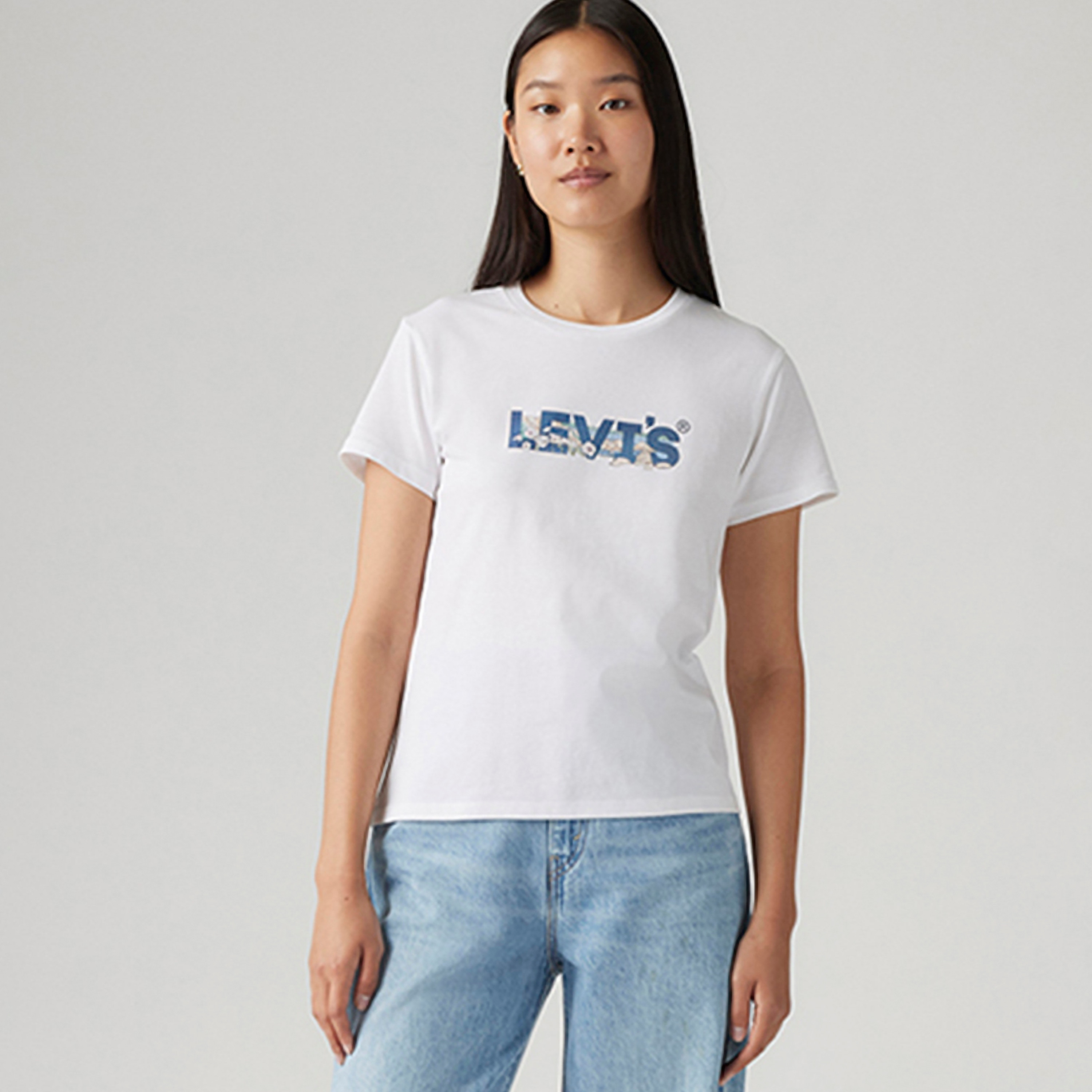 تي شيرت نسائي بأكمام قصيرة وياقة دائرية وطبعة شعار من ليفايس-women-clothing-tshirts-image-1
