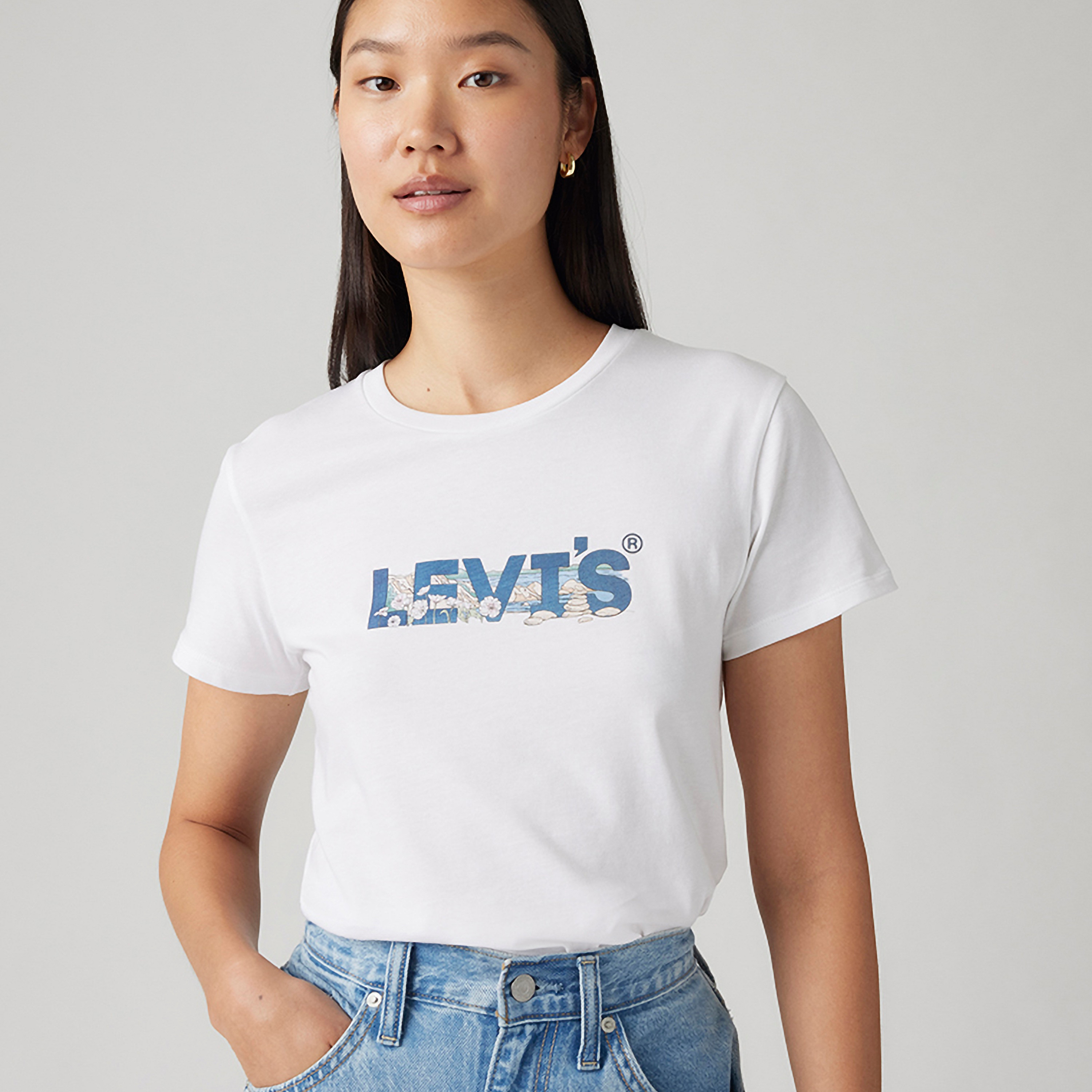 تي شيرت نسائي بأكمام قصيرة وياقة دائرية وطبعة شعار من ليفايس-women-clothing-tshirts-image-2