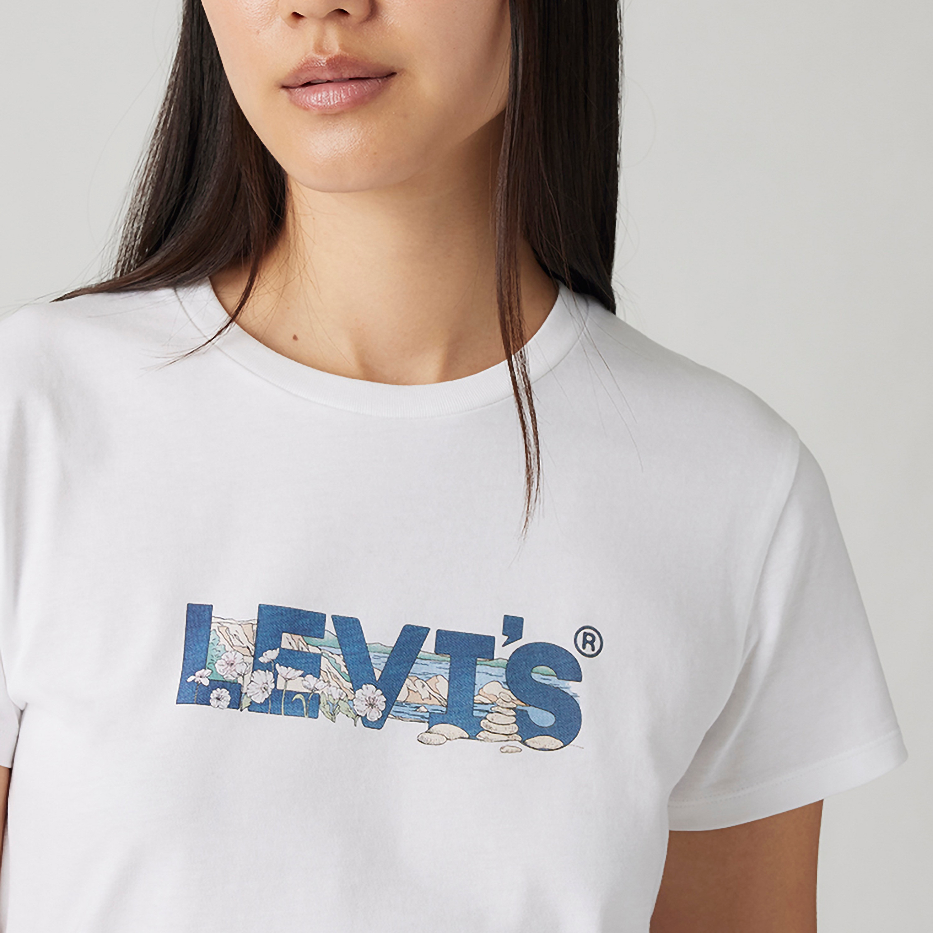 تي شيرت نسائي بأكمام قصيرة وياقة دائرية وطبعة شعار من ليفايس-women-clothing-tshirts-image-3