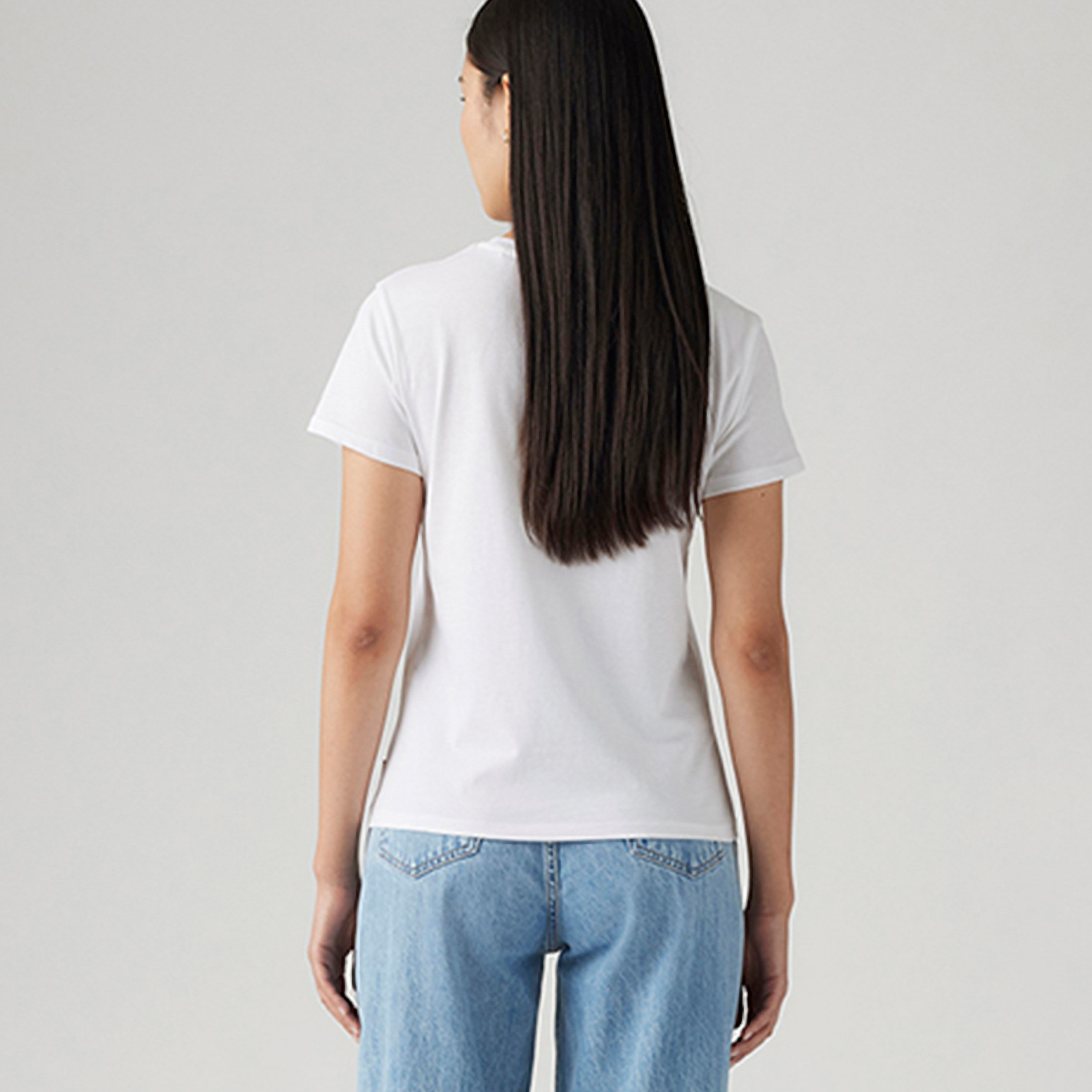 تي شيرت نسائي بأكمام قصيرة وياقة دائرية وطبعة شعار من ليفايس-women-clothing-tshirts-image-4