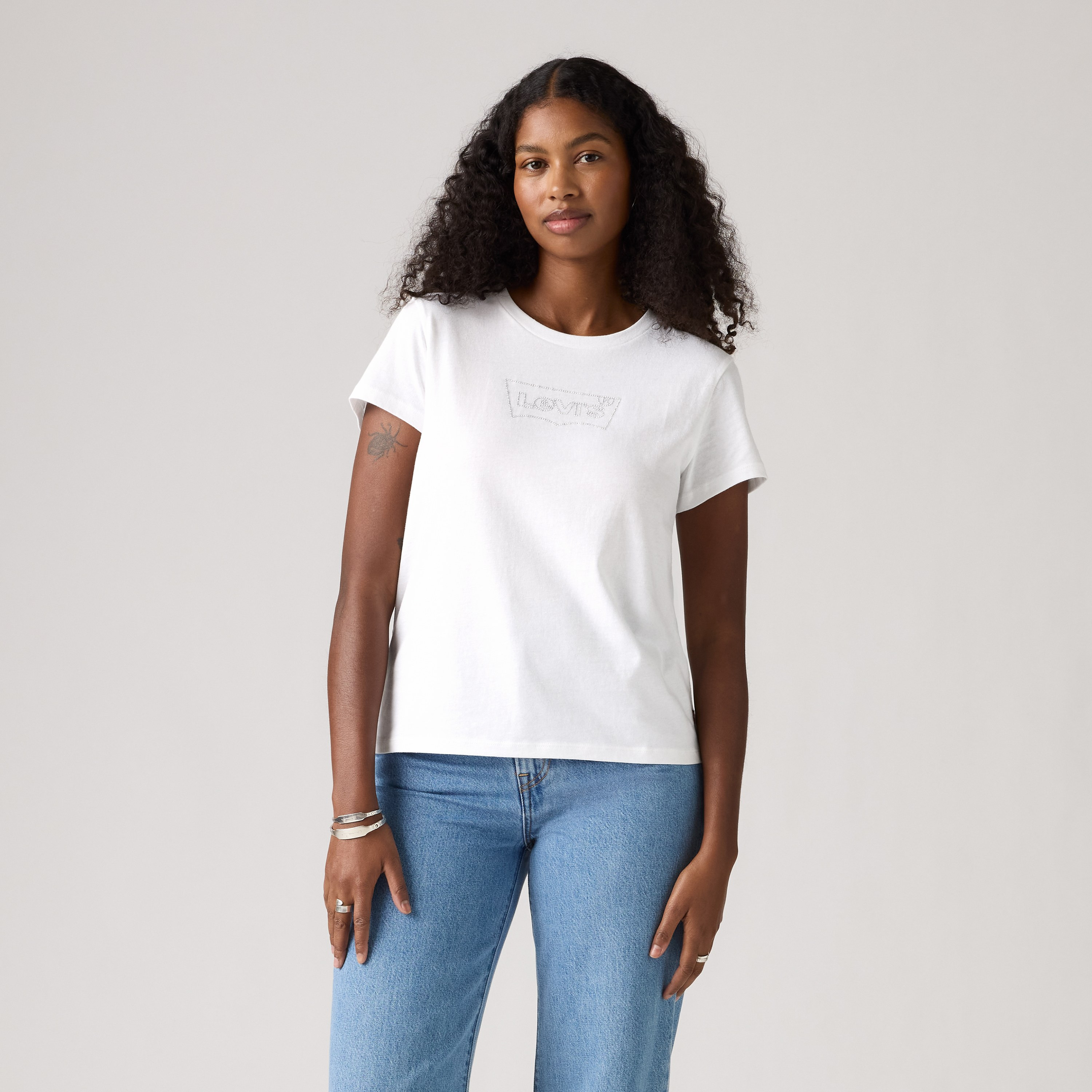 تيشيرت نسائي مزخرف بياقة دائرية وأكمام قصيرة من ليفايس-women-clothing-tshirts-image-1