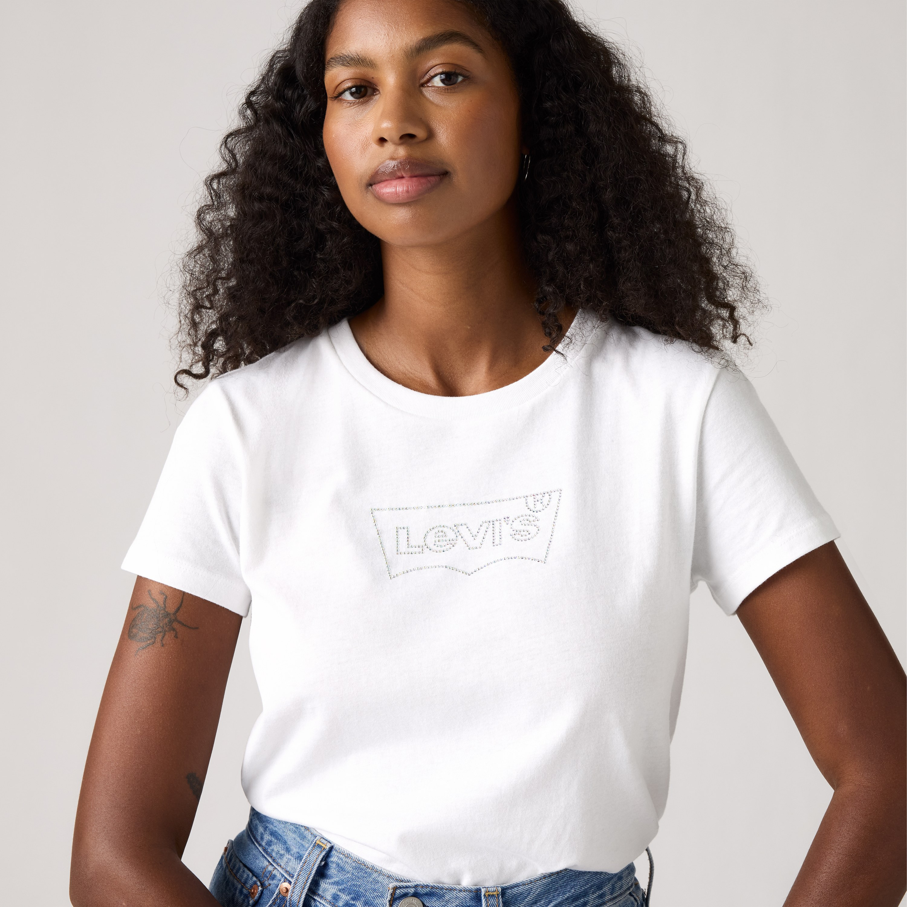 تيشيرت نسائي مزخرف بياقة دائرية وأكمام قصيرة من ليفايس-women-clothing-tshirts-image-3