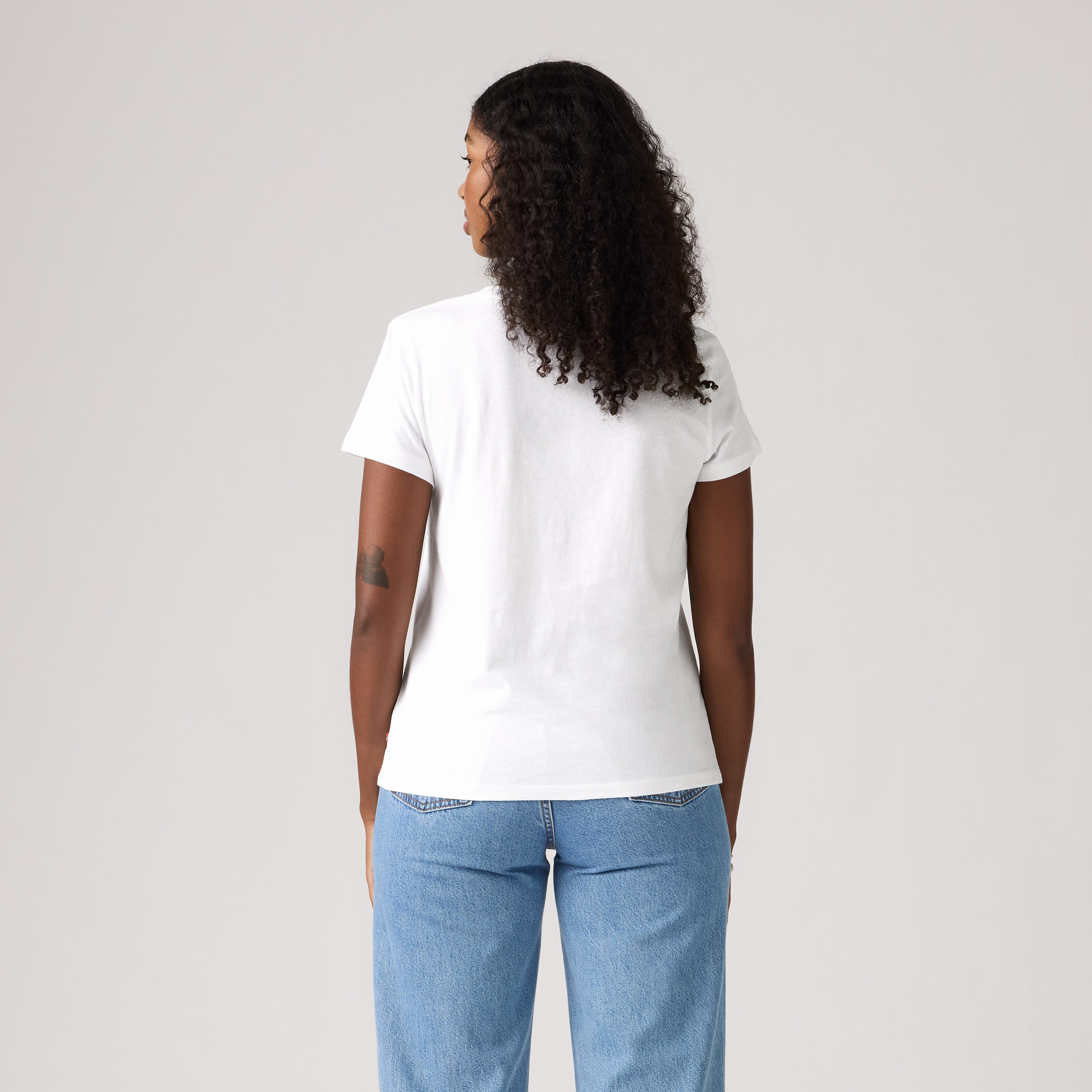 تيشيرت نسائي مزخرف بياقة دائرية وأكمام قصيرة من ليفايس-women-clothing-tshirts-image-4