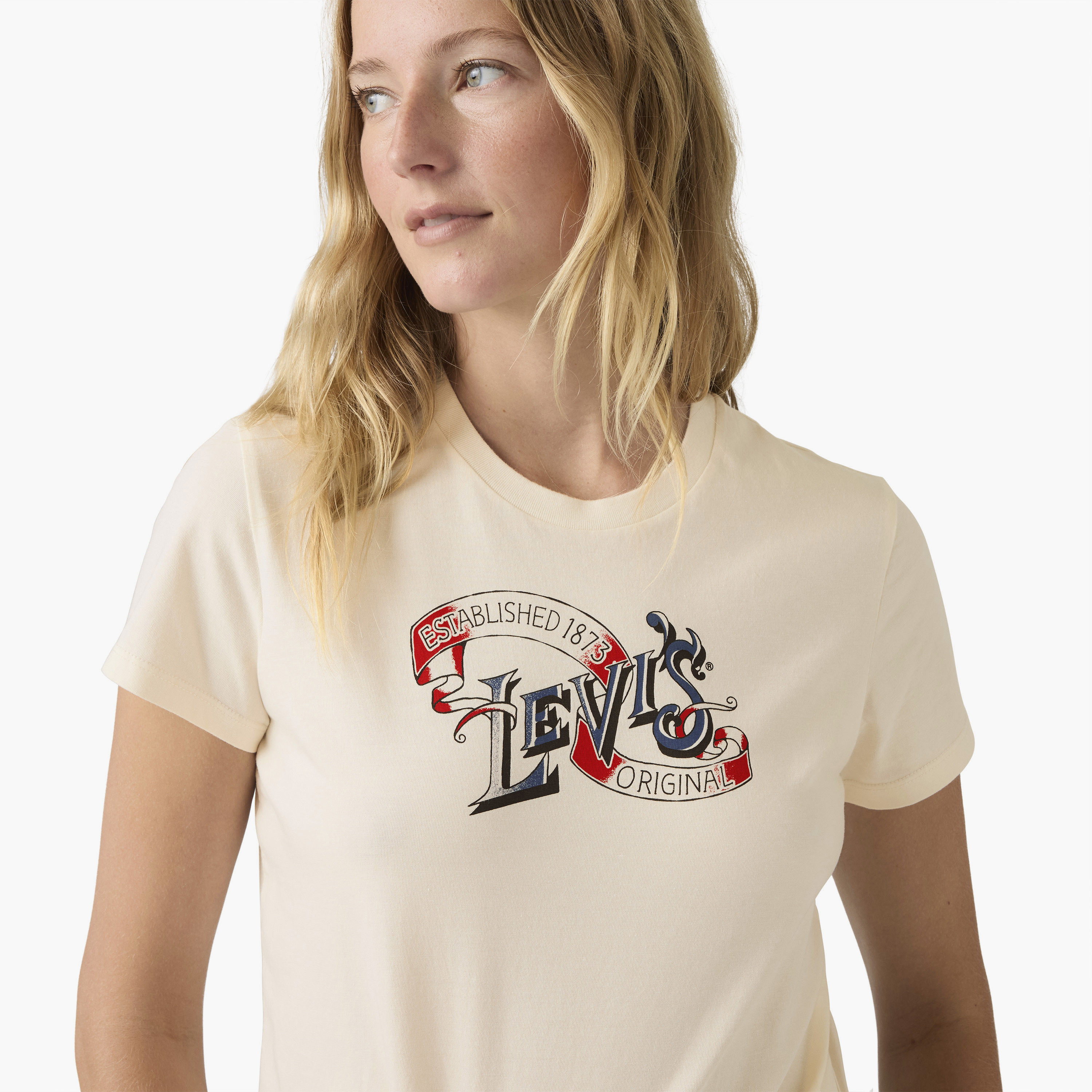 تي شيرت نسائي بطبعة جرافيك وياقة دائرية وأكمام قصيرة من ليفايس-women-clothing-tshirts-image-2