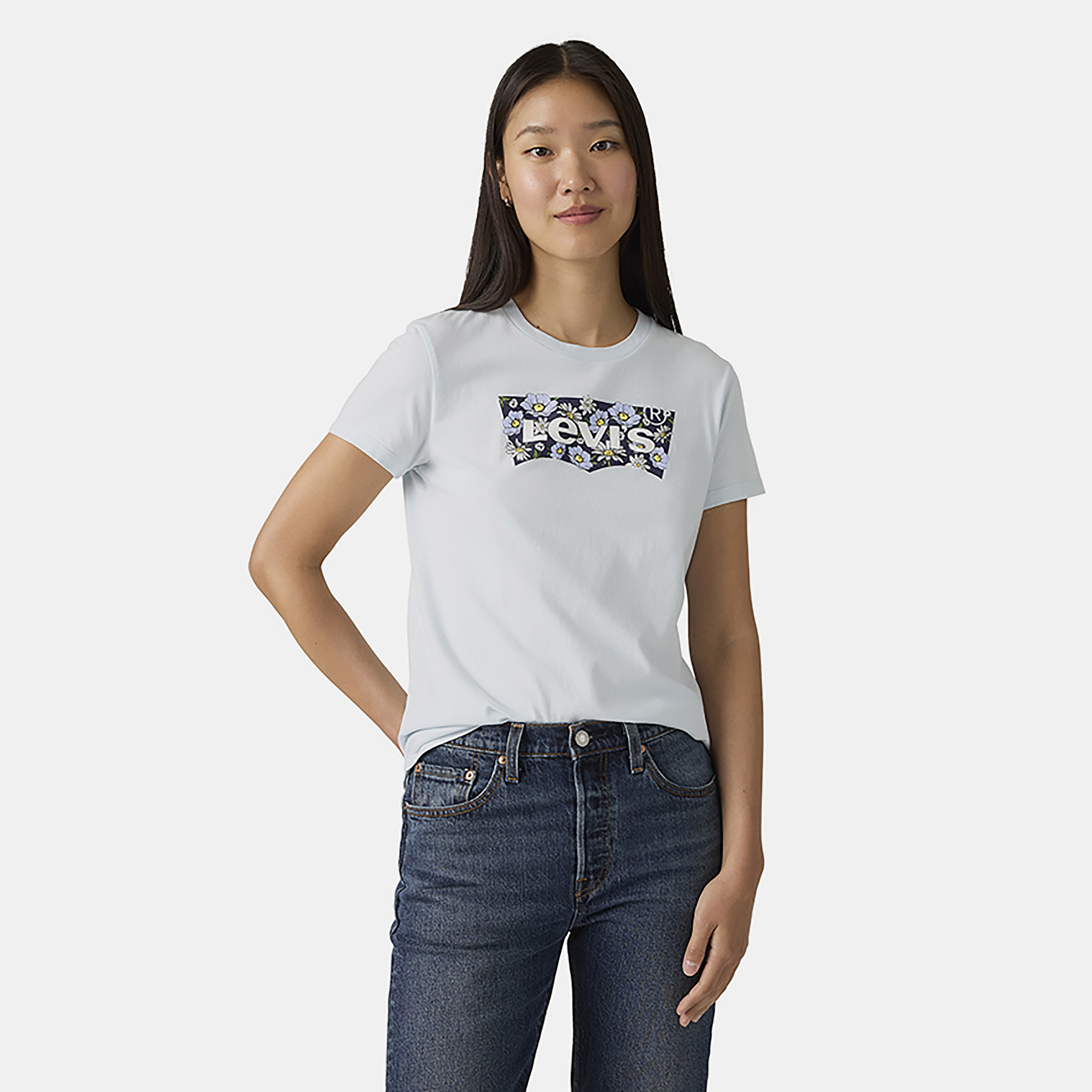 تيشيرت نسائي بأكمام قصيرة ورقبة مستديرة مطبوع بشعار ليفايز-women-clothing-tshirts-image-1