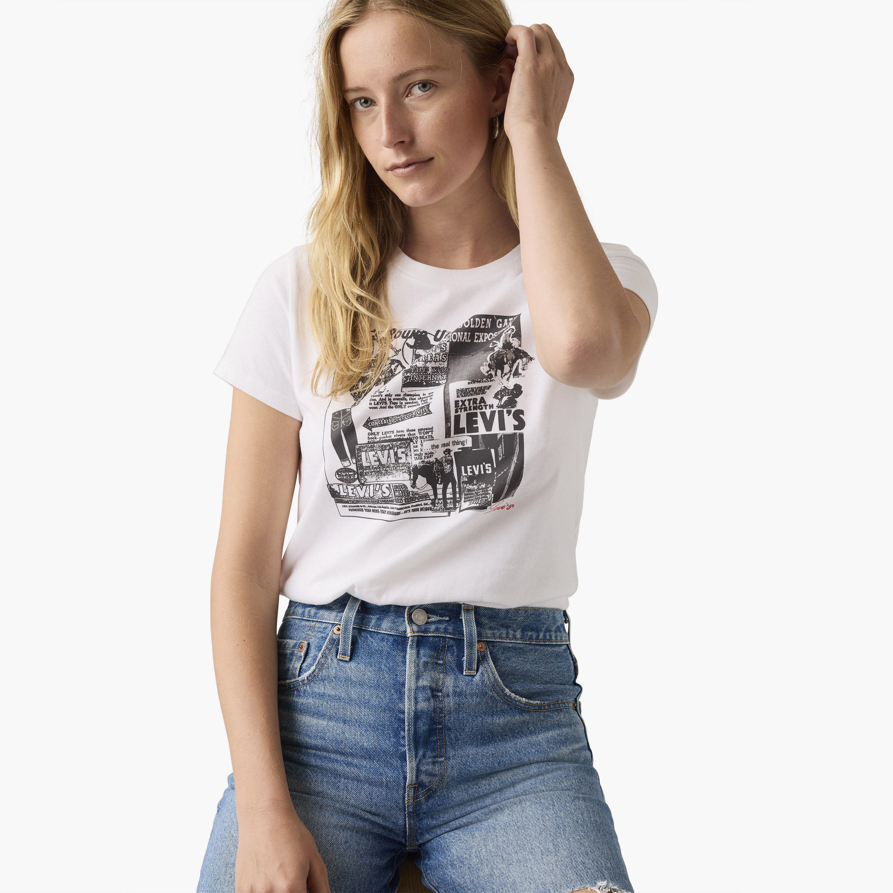 تي شيرت نسائي بطبعة جرافيك وياقة دائرية وأكمام قصيرة من ليفايس-women-clothing-tshirts-image-3
