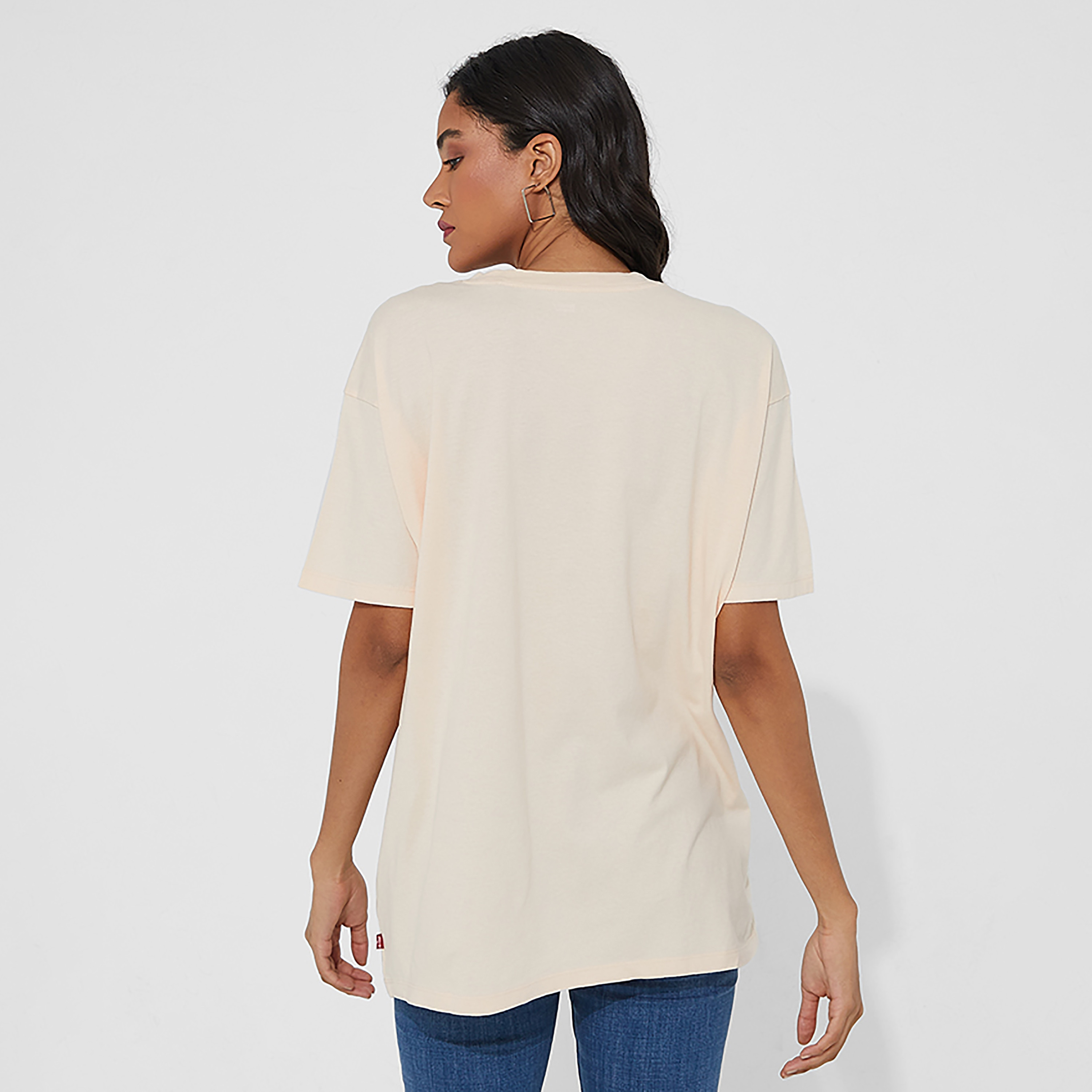 تيشيرت ليفايز جرافيكي بأكمام قصيرة وياقة دائرية مع شعار-women-clothing-tshirts-image-2