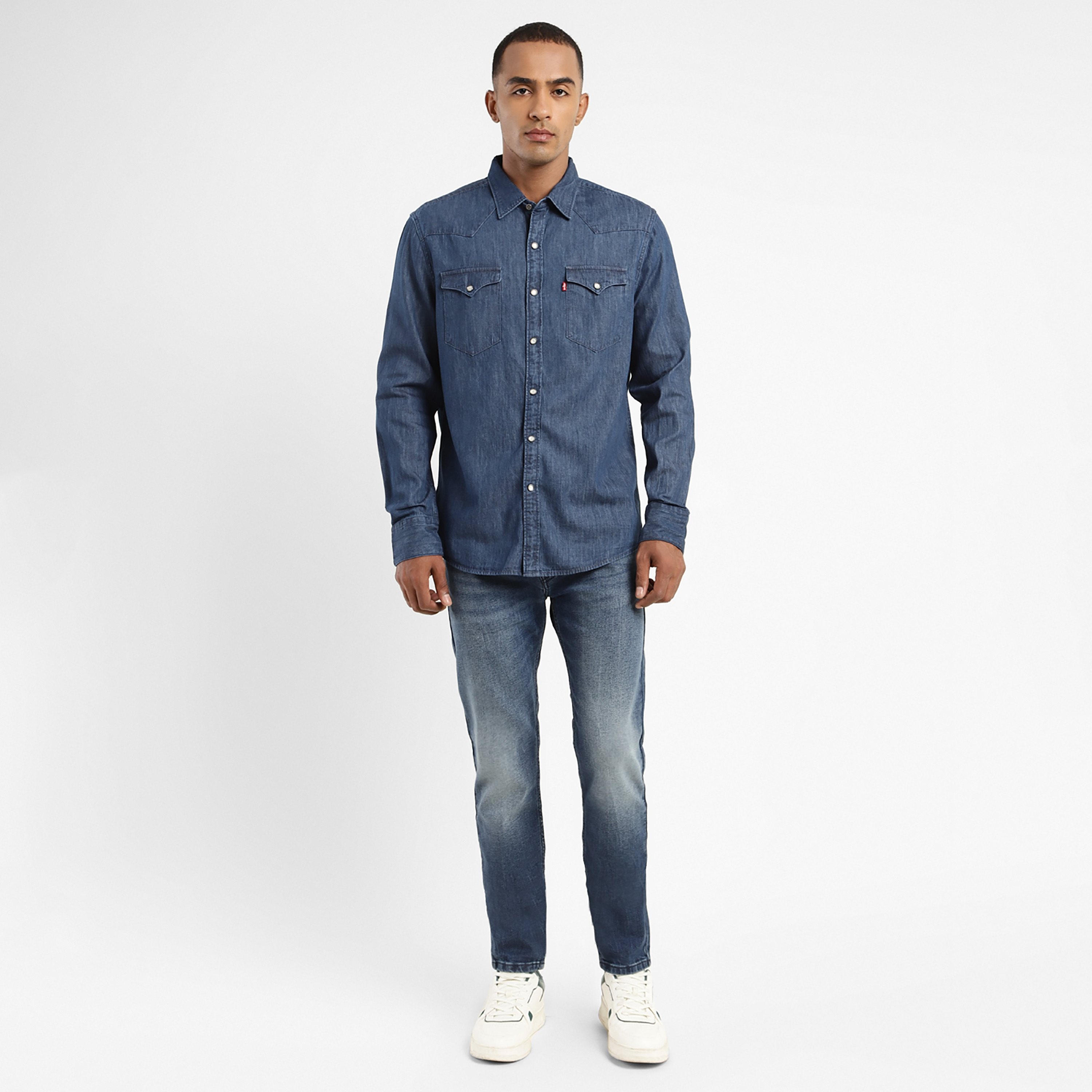 قميص دنيم بأكمام طويلة ذو ياقة سادة من ليفايز-men-clothing-shirts-image-2