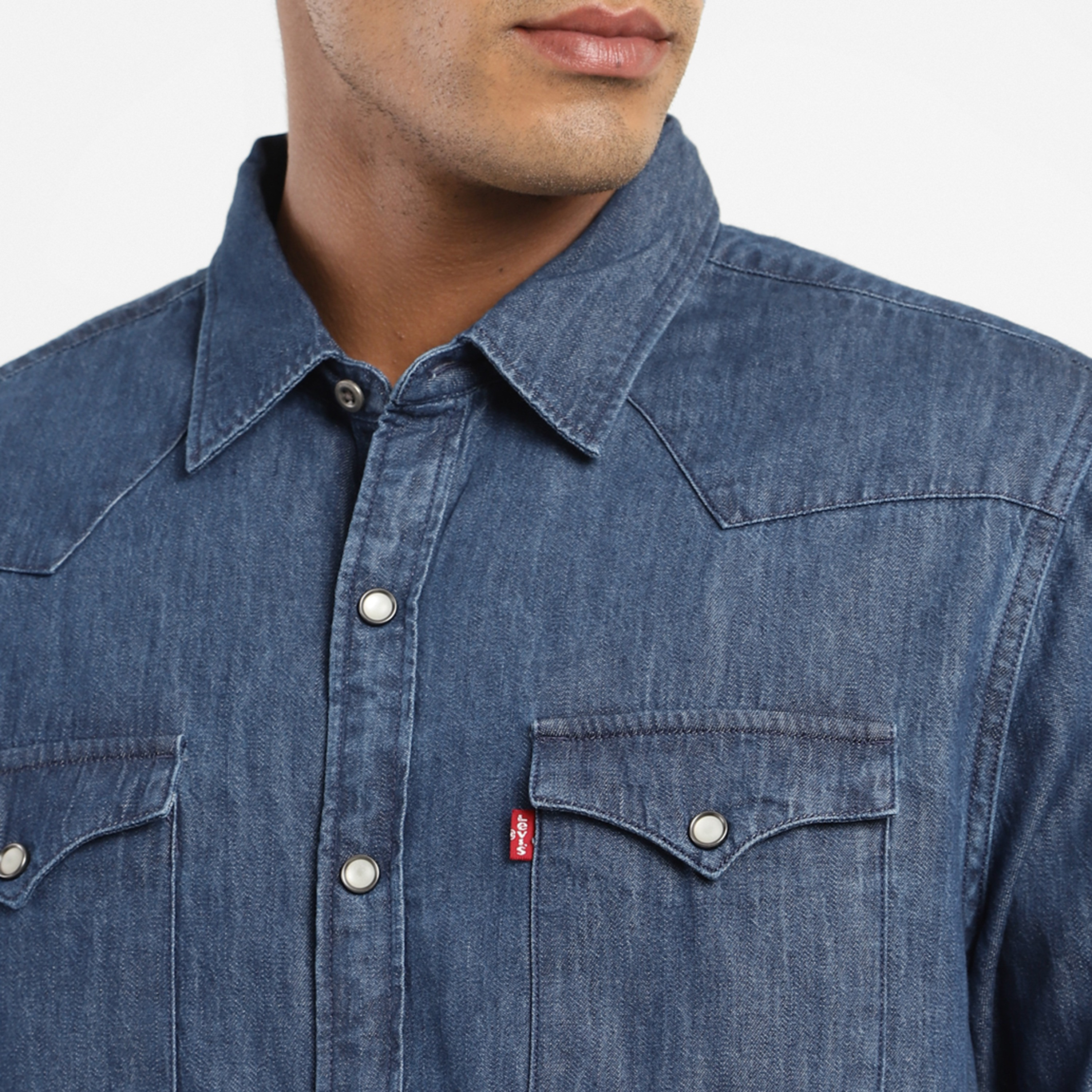 قميص دنيم بأكمام طويلة ذو ياقة سادة من ليفايز-men-clothing-shirts-image-3