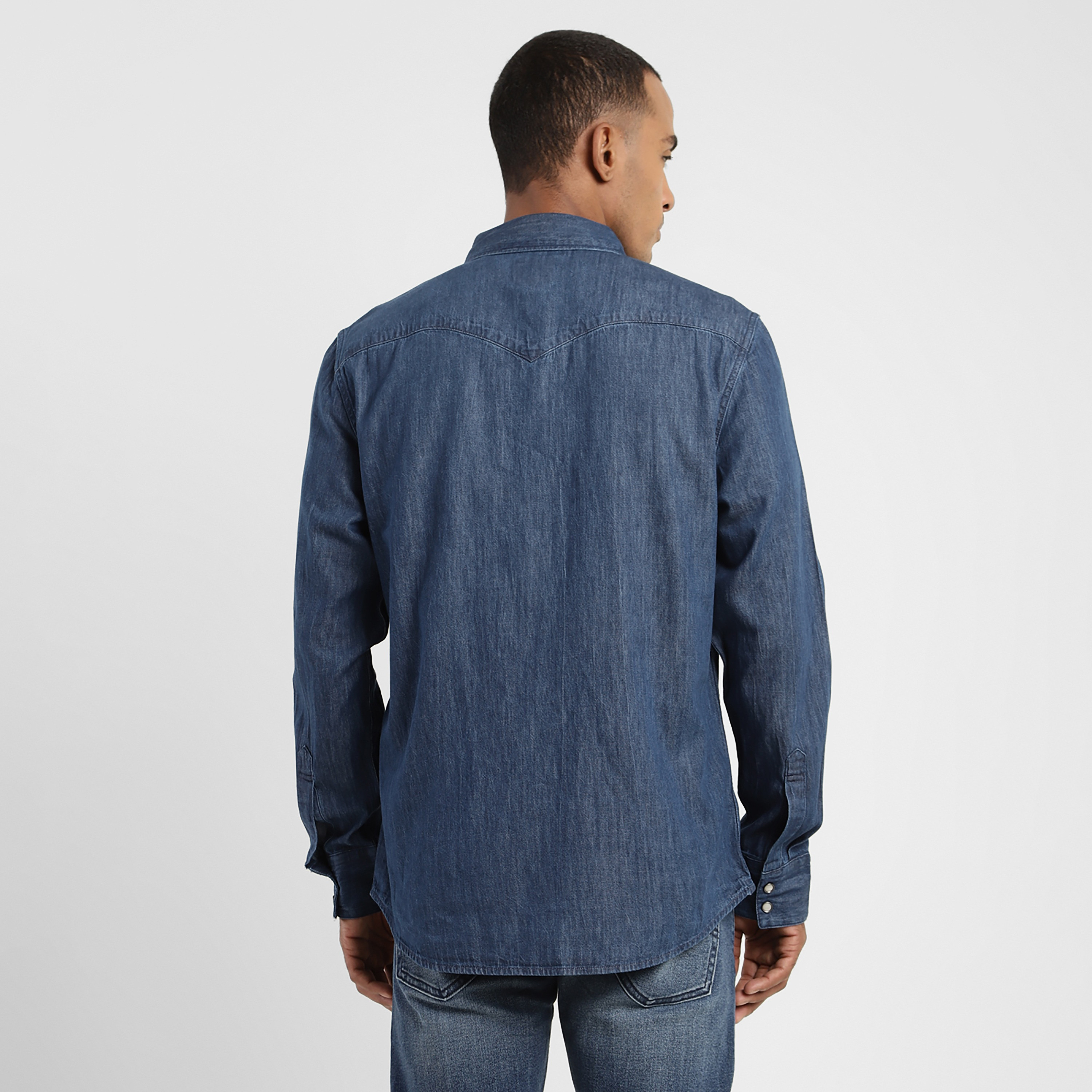قميص دنيم بأكمام طويلة ذو ياقة سادة من ليفايز-men-clothing-shirts-image-5