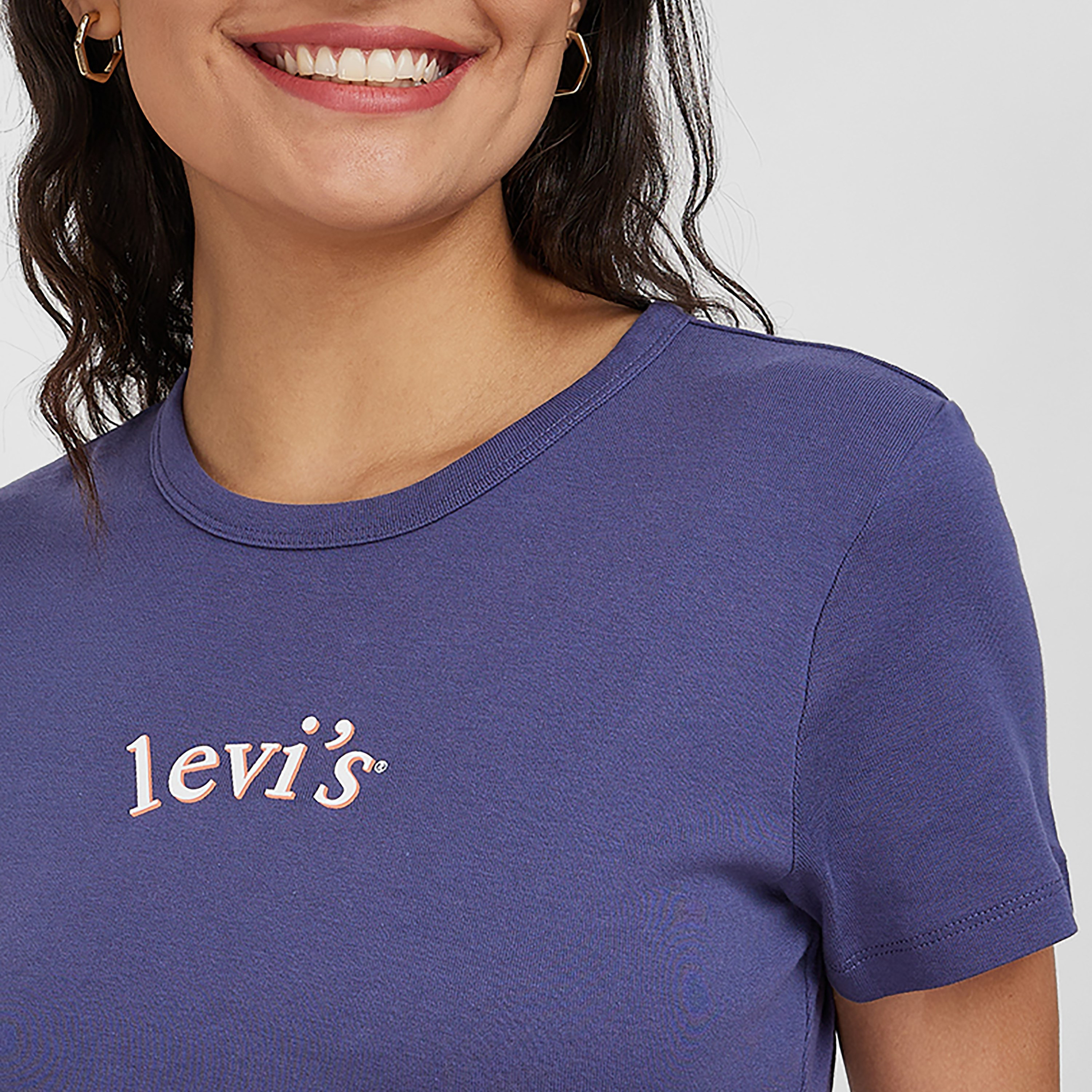 تيشيرت ليفايز بأكمام قصيرة وياقة دائرية مع شعار-women-clothing-tshirts-image-3