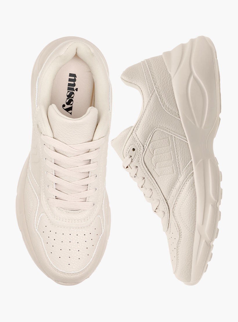 حذاء سنيكرز برباط إغلاق ونقوش مونوجرام من ميسي-women-shoes-sneakers-image-1