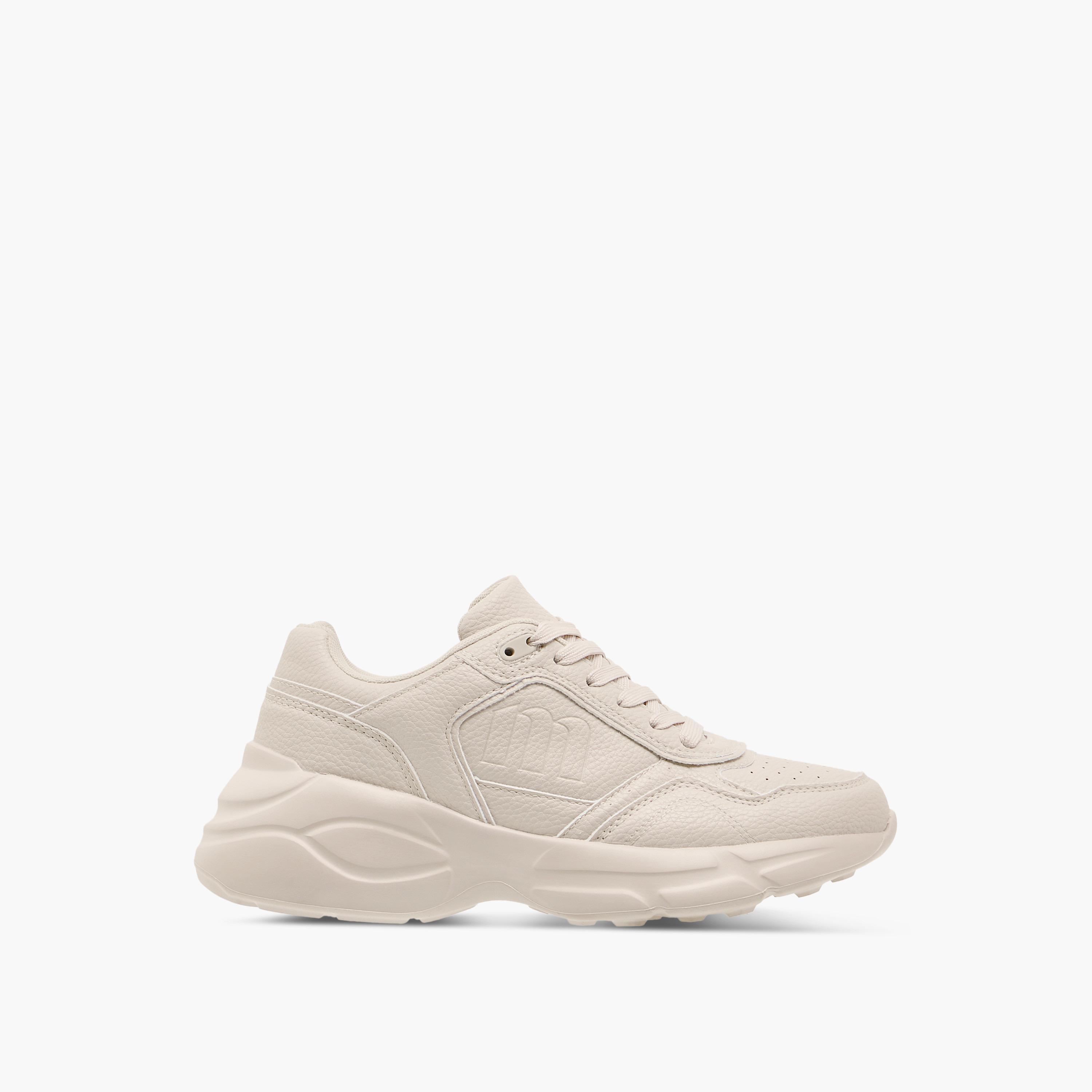 حذاء سنيكرز برباط إغلاق ونقوش مونوجرام من ميسي-women-shoes-sneakers-image-4