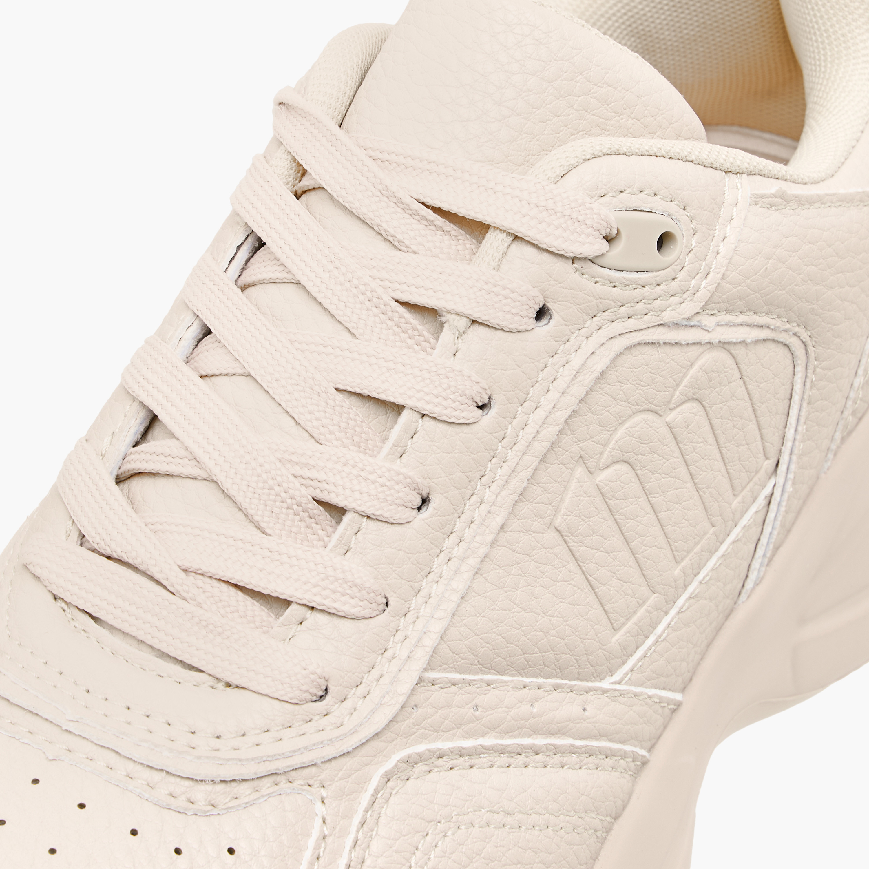 حذاء سنيكرز برباط إغلاق ونقوش مونوجرام من ميسي-women-shoes-sneakers-image-5