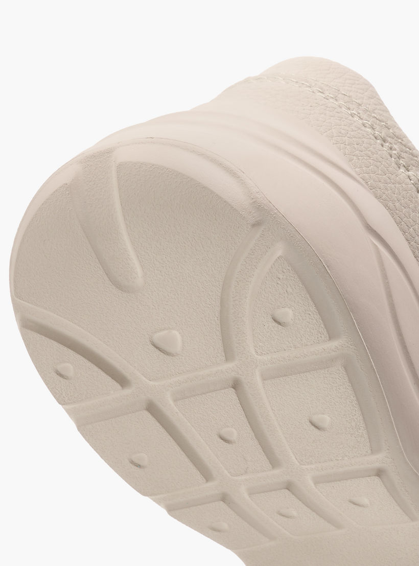 حذاء سنيكرز برباط إغلاق ونقوش مونوجرام من ميسي-women-shoes-sneakers-image-6