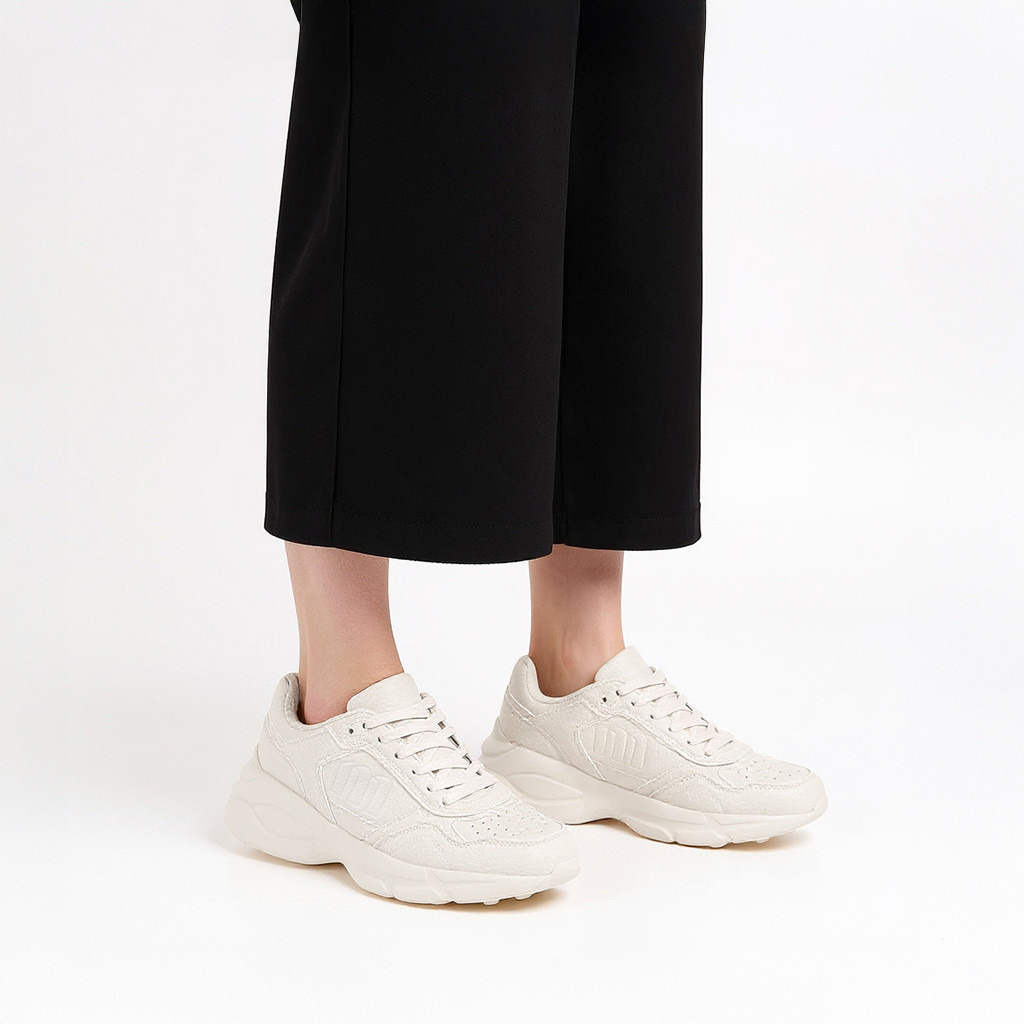 حذاء سنيكرز برباط إغلاق ونقوش مونوجرام من ميسي-women-shoes-sneakers-image-2