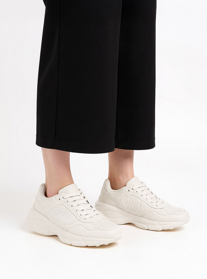 حذاء سنيكرز برباط إغلاق ونقوش مونوجرام من ميسي-women-shoes-sneakers-image-2
