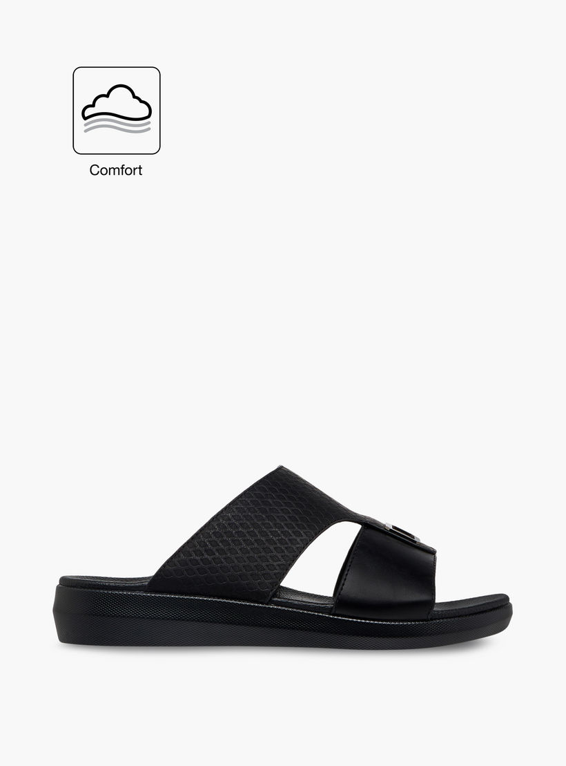 صندل مريح سهل الارتداء بارز الملمس بتفاصيل ميتاليك من إل بي إل من شو إكسبريس-men-shoes-sandals-image-2