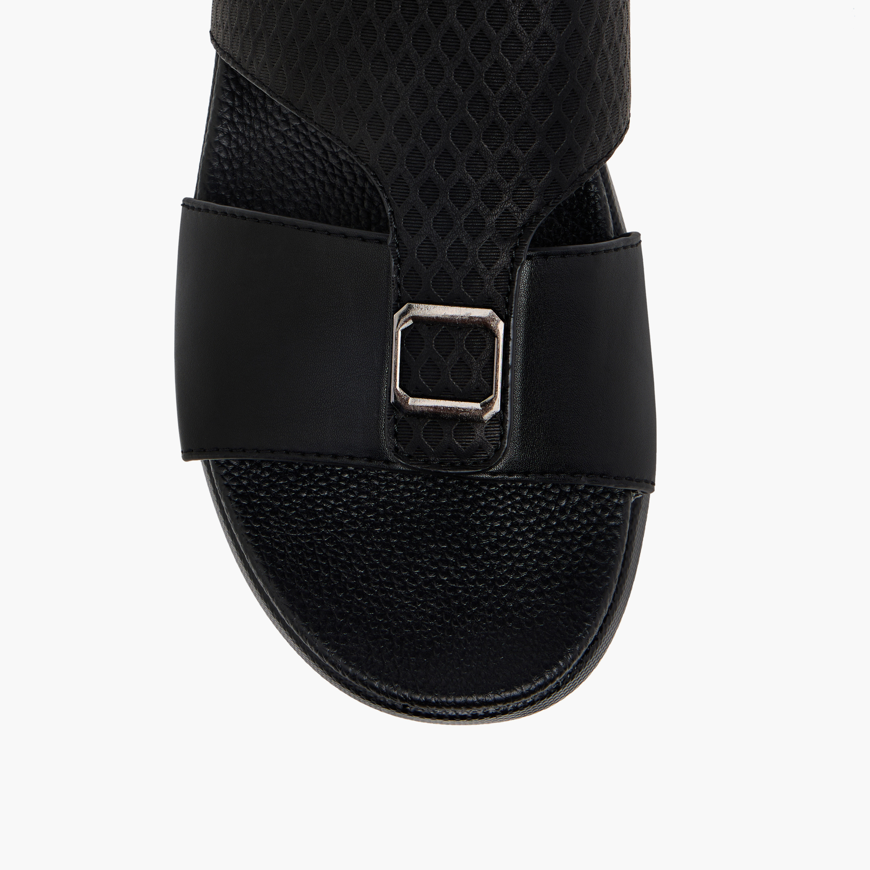 صندل مريح سهل الارتداء بارز الملمس بتفاصيل ميتاليك من إل بي إل من شو إكسبريس-men-shoes-sandals-image-3