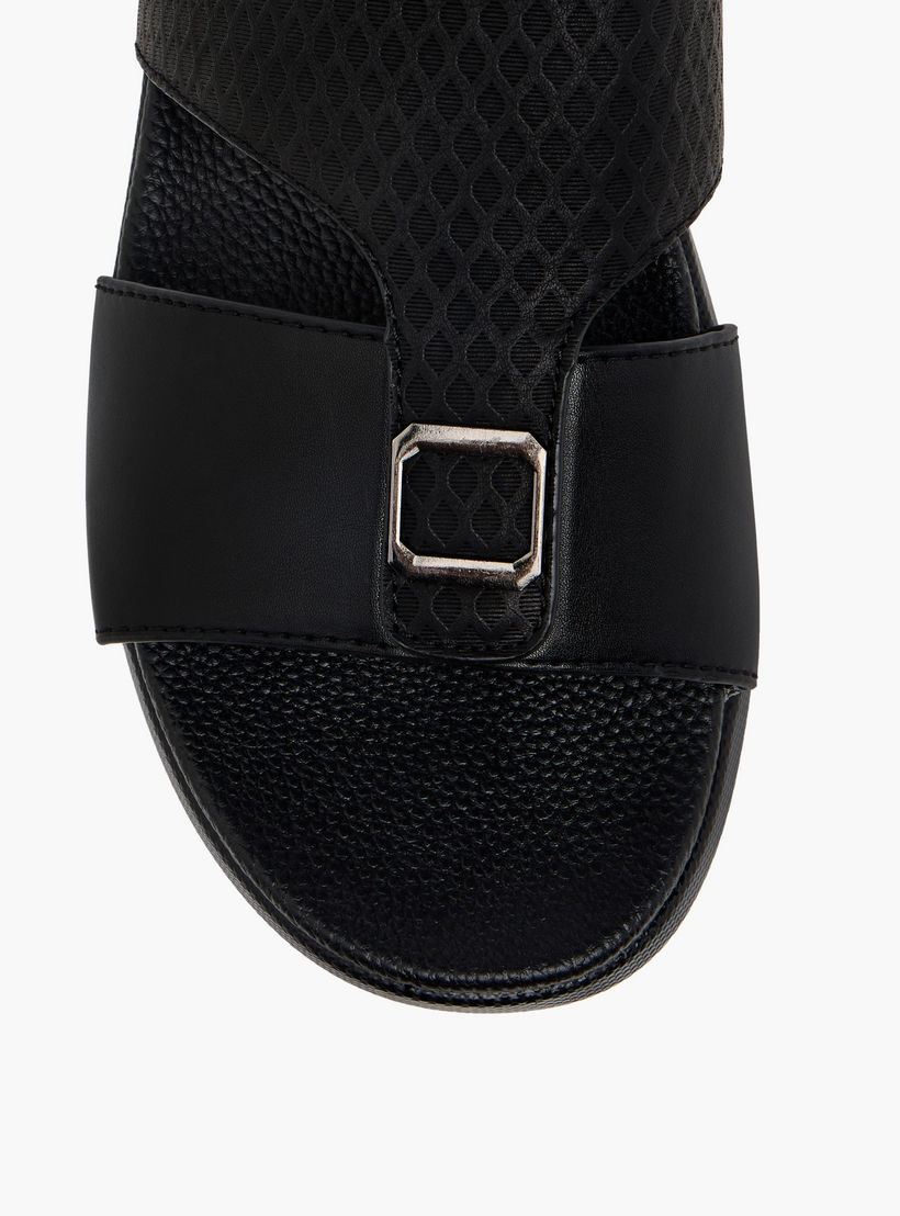 صندل مريح سهل الارتداء بارز الملمس بتفاصيل ميتاليك من إل بي إل من شو إكسبريس-men-shoes-sandals-image-3