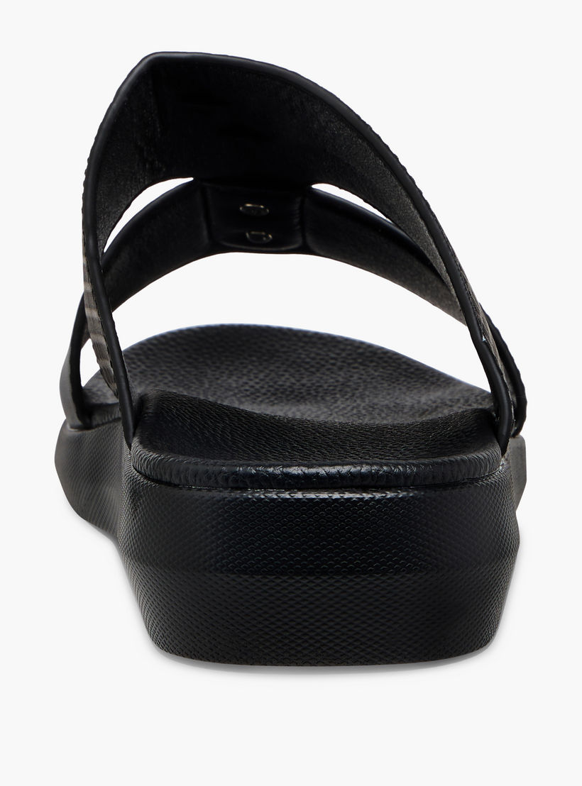 صندل مريح سهل الارتداء بارز الملمس بتفاصيل ميتاليك من إل بي إل من شو إكسبريس-men-shoes-sandals-image-4
