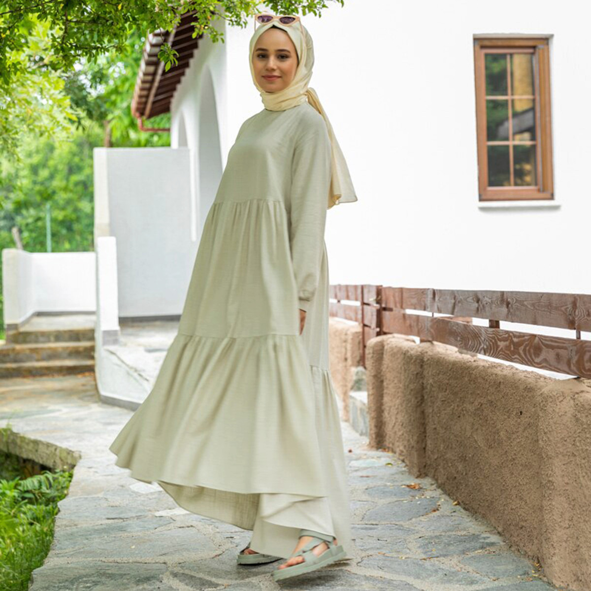  فستان ماكسي نسائي من مودانيسا بلون بيج سادة بسحاب خلفي وياقة عالية-women-clothing-dresses-image-8