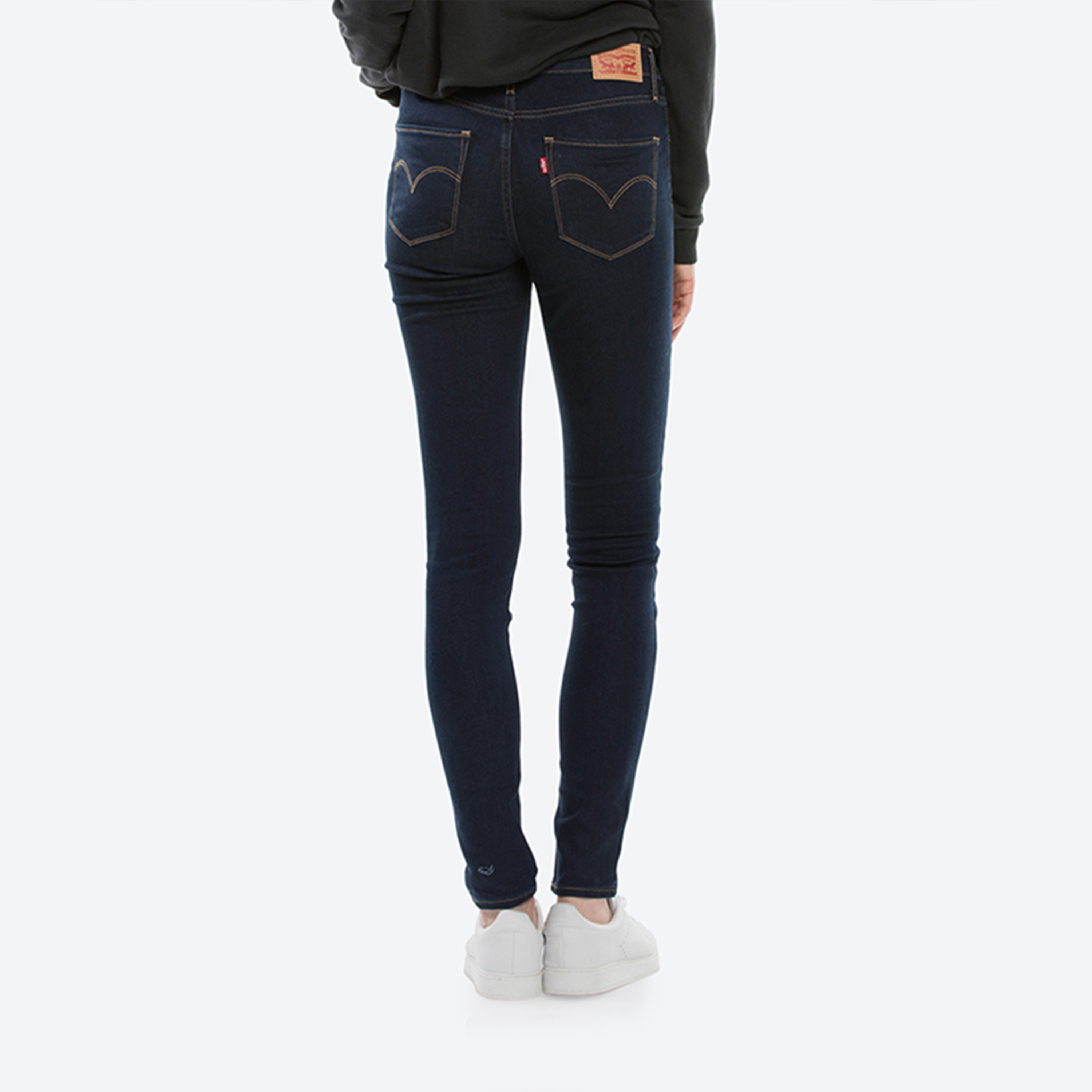 جينز نسائي 721 بقصة ضيقة بخمسة جيوب باللون الأزرق الداكن من ليفايس-women-clothing-bottoms-jeans-image-7