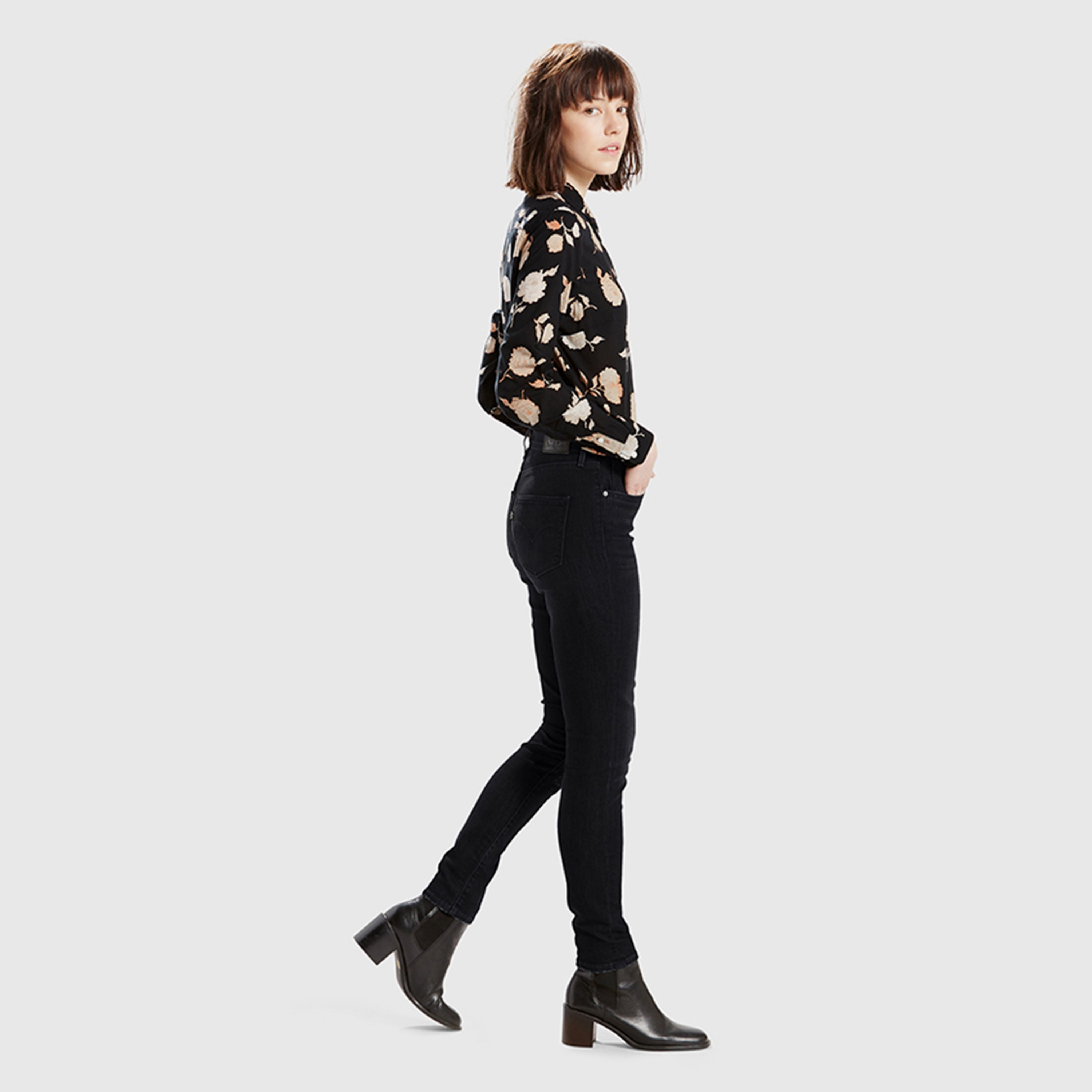  جينز نسائي 721 بقصة ضيقة أسود بخمسة جيوب من ليفايس-women-clothing-bottoms-jeans-image-3