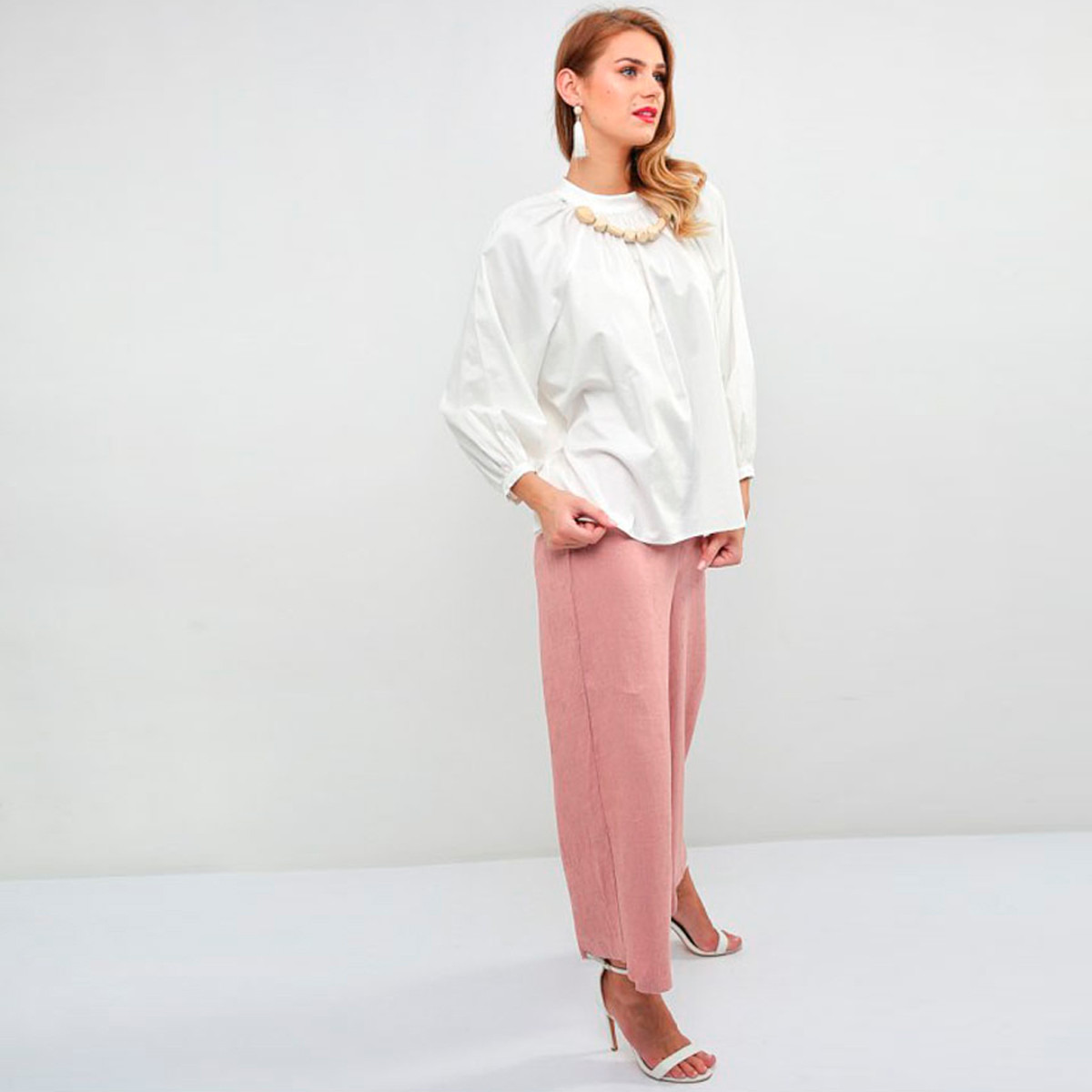 بلوزة سادة بياقة مزيّنة وأكمام بيشوب من أنوتاه-women-clothing-shirtsandblouses-blouses-image-2