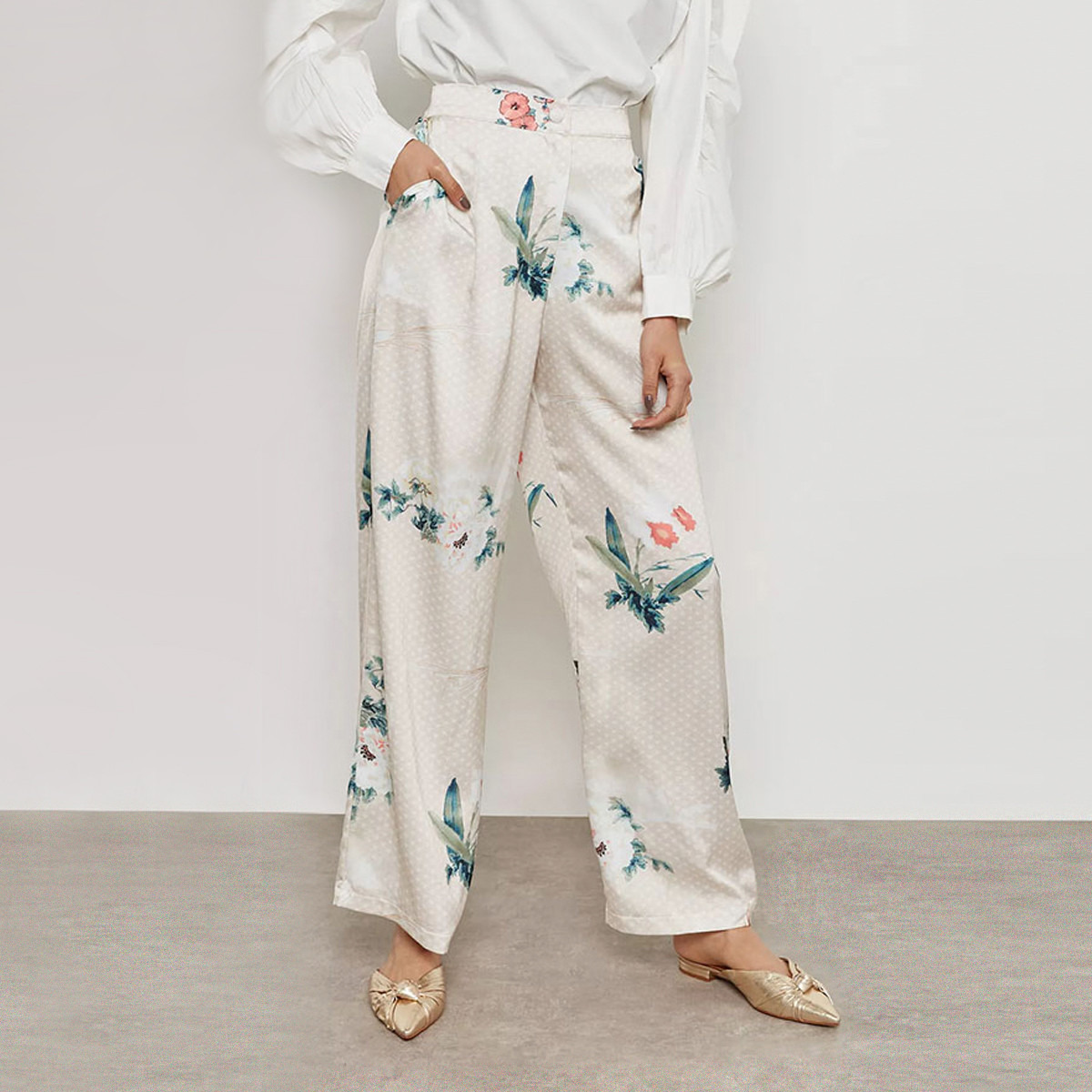 بنطلون بطبعات زهرية وخصر متوسّط الإرتفاع وتفاصيل جيوب من أنوتاه-women-clothing-bottoms-trousers-image-1