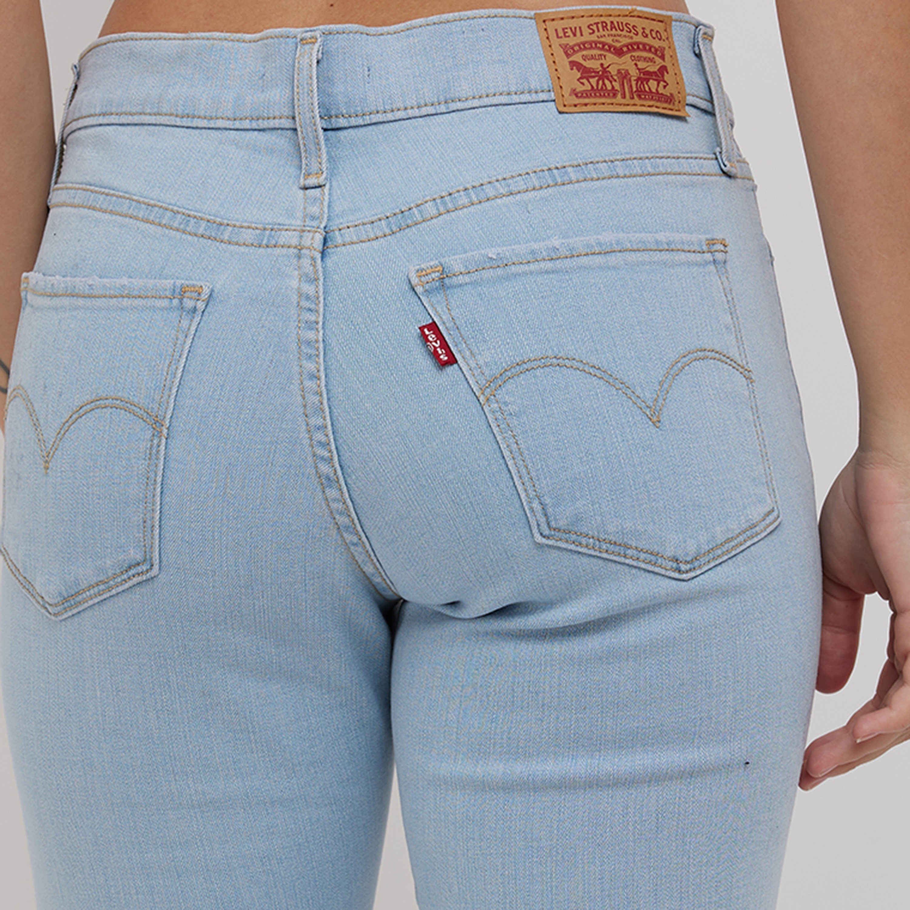 بنطال جينز من ليفايز 312 بلون ازرق ذو سلیم فت وجيب متوسط الارتفاع-women-clothing-bottoms-jeans-image-3