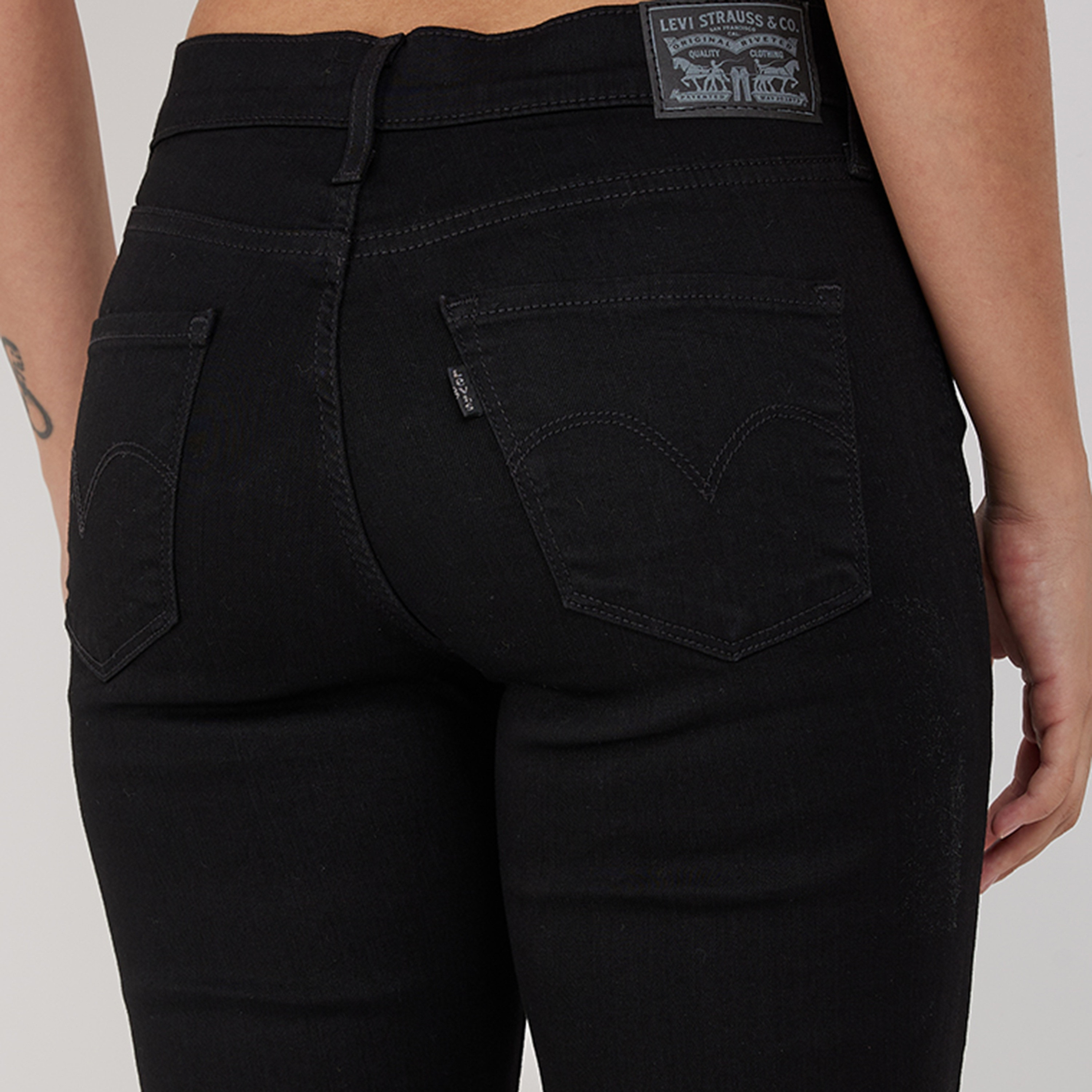 بنطلون جينز نسائي من بقصة مستقيمة وخمسة جيوب باللون الأسود مقاس 30 من ليفايس-women-clothing-bottoms-jeans-image-3