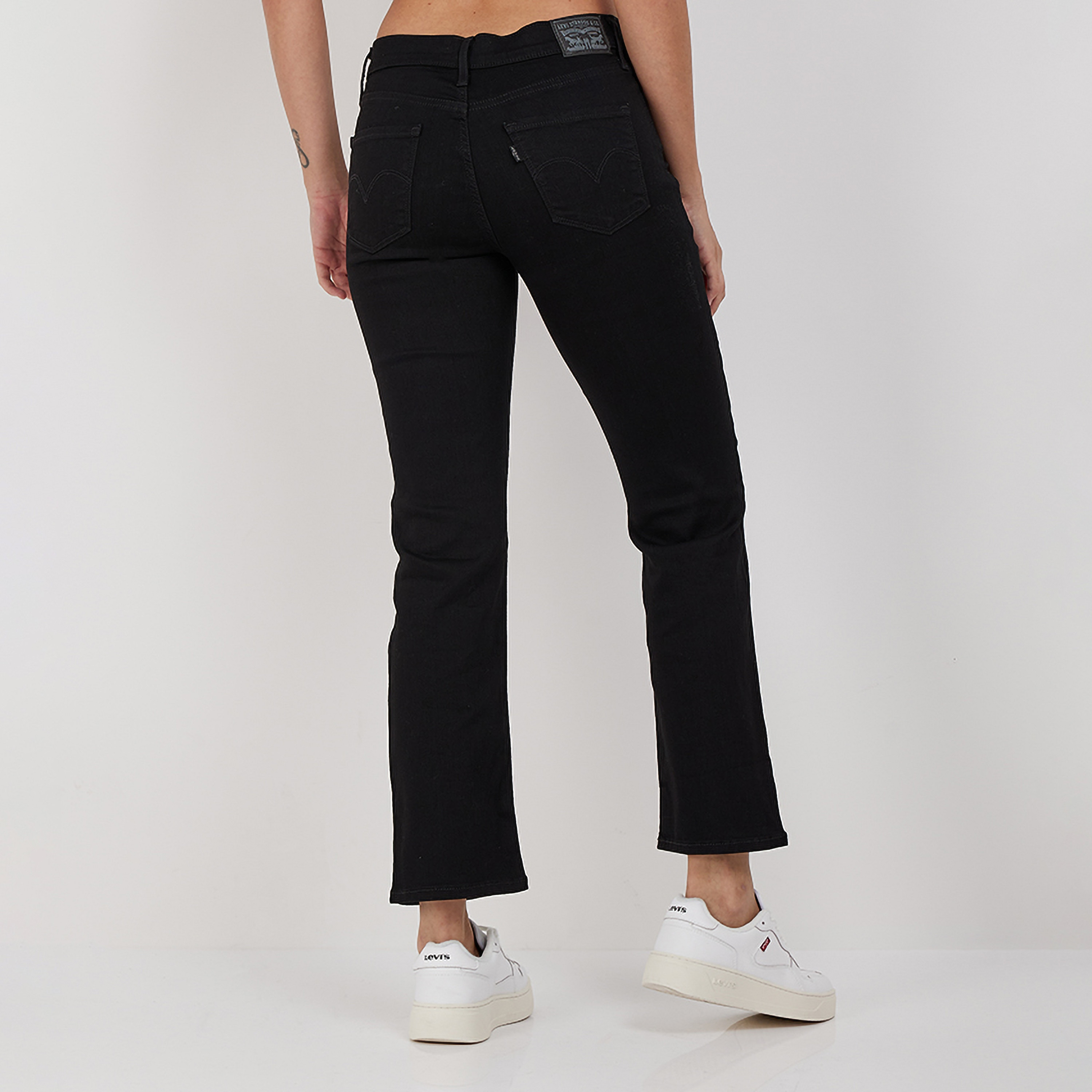 بنطلون جينز نسائي من بقصة مستقيمة وخمسة جيوب باللون الأسود مقاس 30 من ليفايس-women-clothing-bottoms-jeans-image-4
