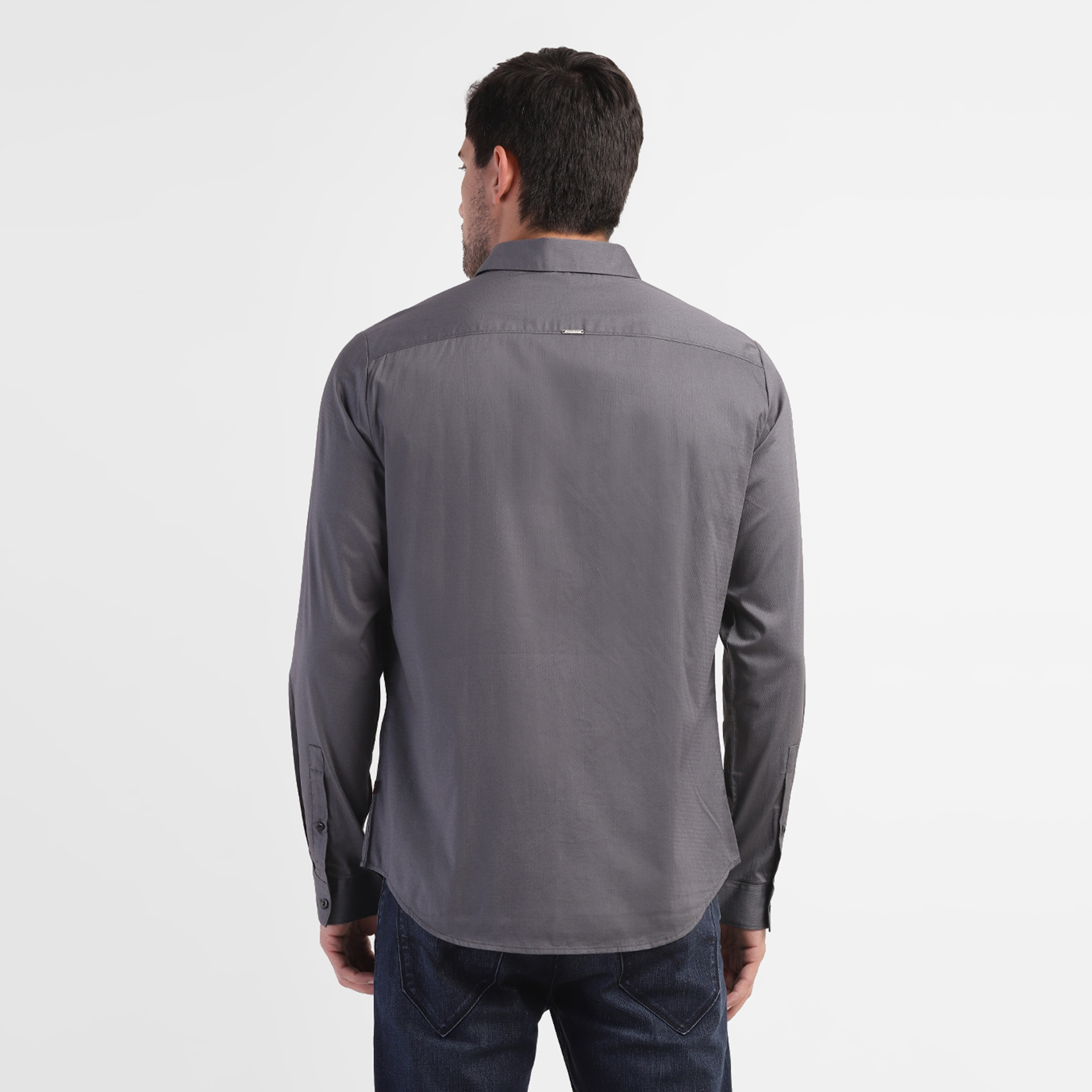 قميص بأكمام طويلة ذو ياقة منتشرة سادة من ليفايز-men-clothing-shirts-image-1