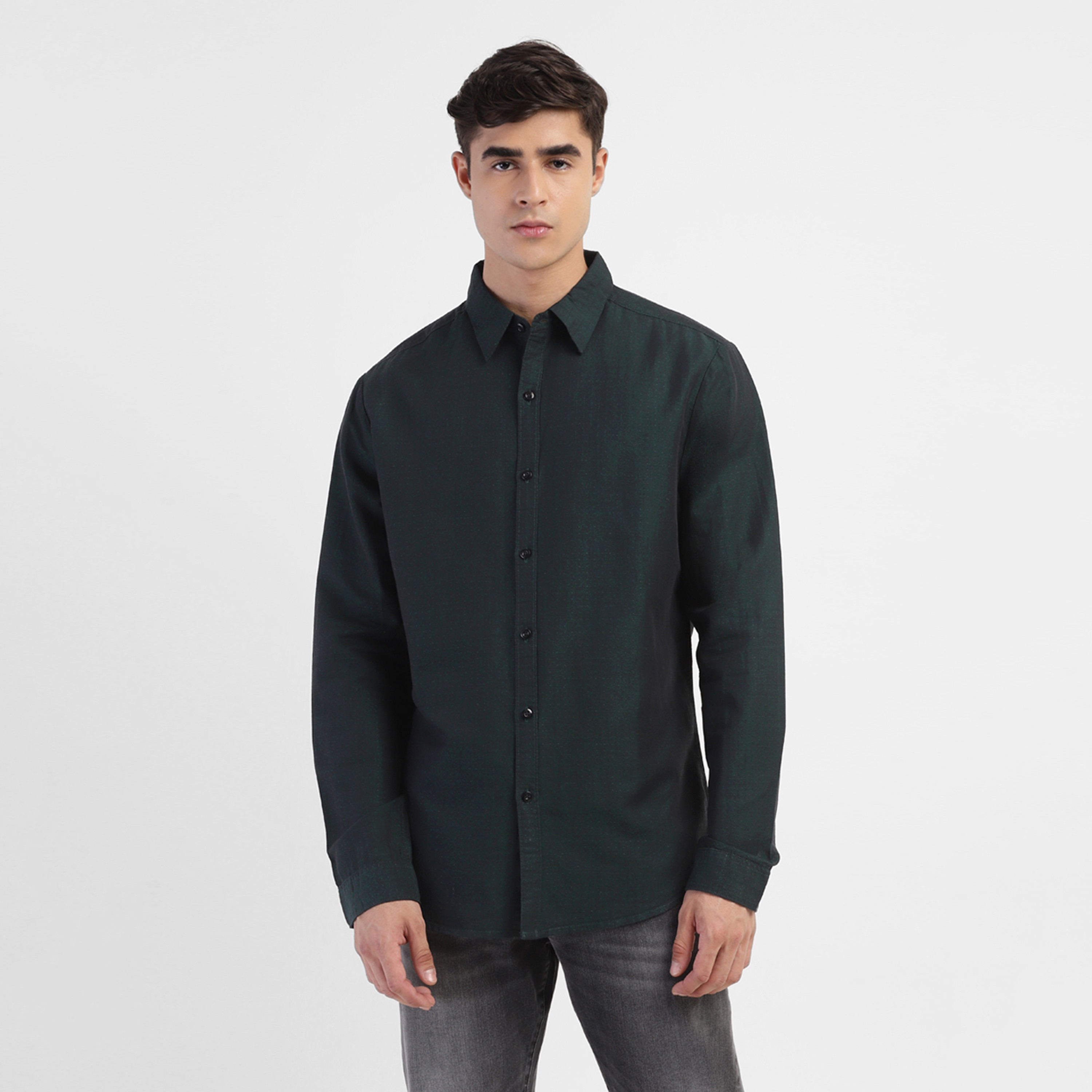 قميص بتصميم ذاتي من ليفايز بياقة منتشرة وأكمام طويلة-men-clothing-shirts-image-1