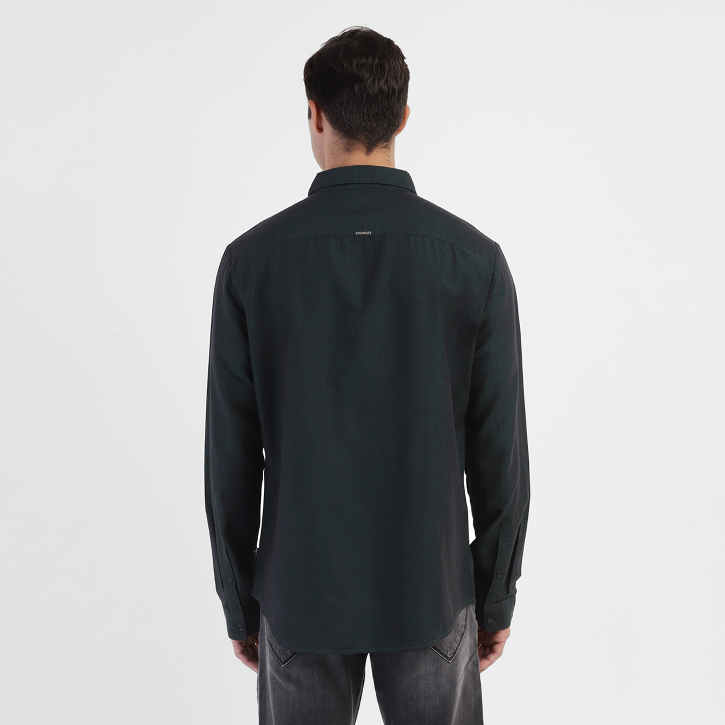 قميص بتصميم ذاتي من ليفايز بياقة منتشرة وأكمام طويلة-men-clothing-shirts-image-4