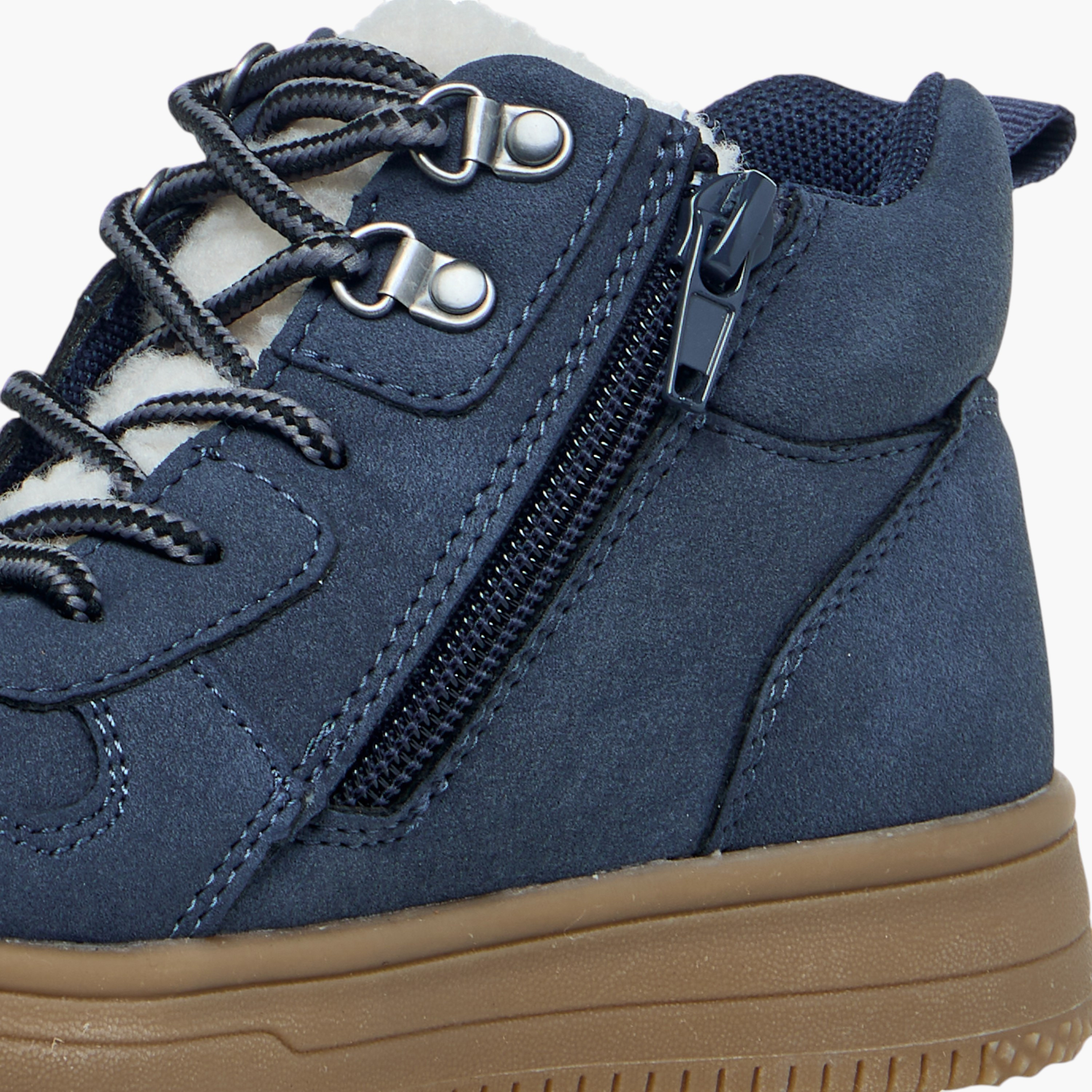 بوت سادة برباط إغلاق وتفاصيل مغرّزة من مستر دوتشيني-boys-shoes-boots-image-11