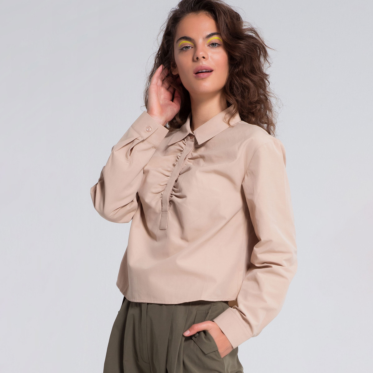 قميص سادة بأكمام طويلة وتفاصيل ثنايا من إليجانزا-women-clothing-shirtsandblouses-blouses-image-1