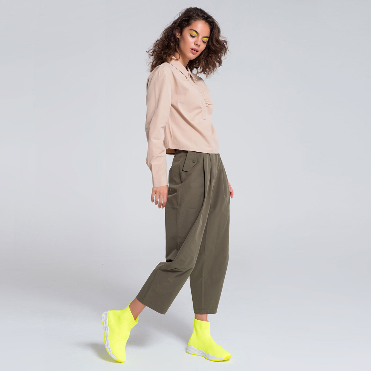 قميص سادة بأكمام طويلة وتفاصيل ثنايا من إليجانزا-women-clothing-shirtsandblouses-blouses-image-3