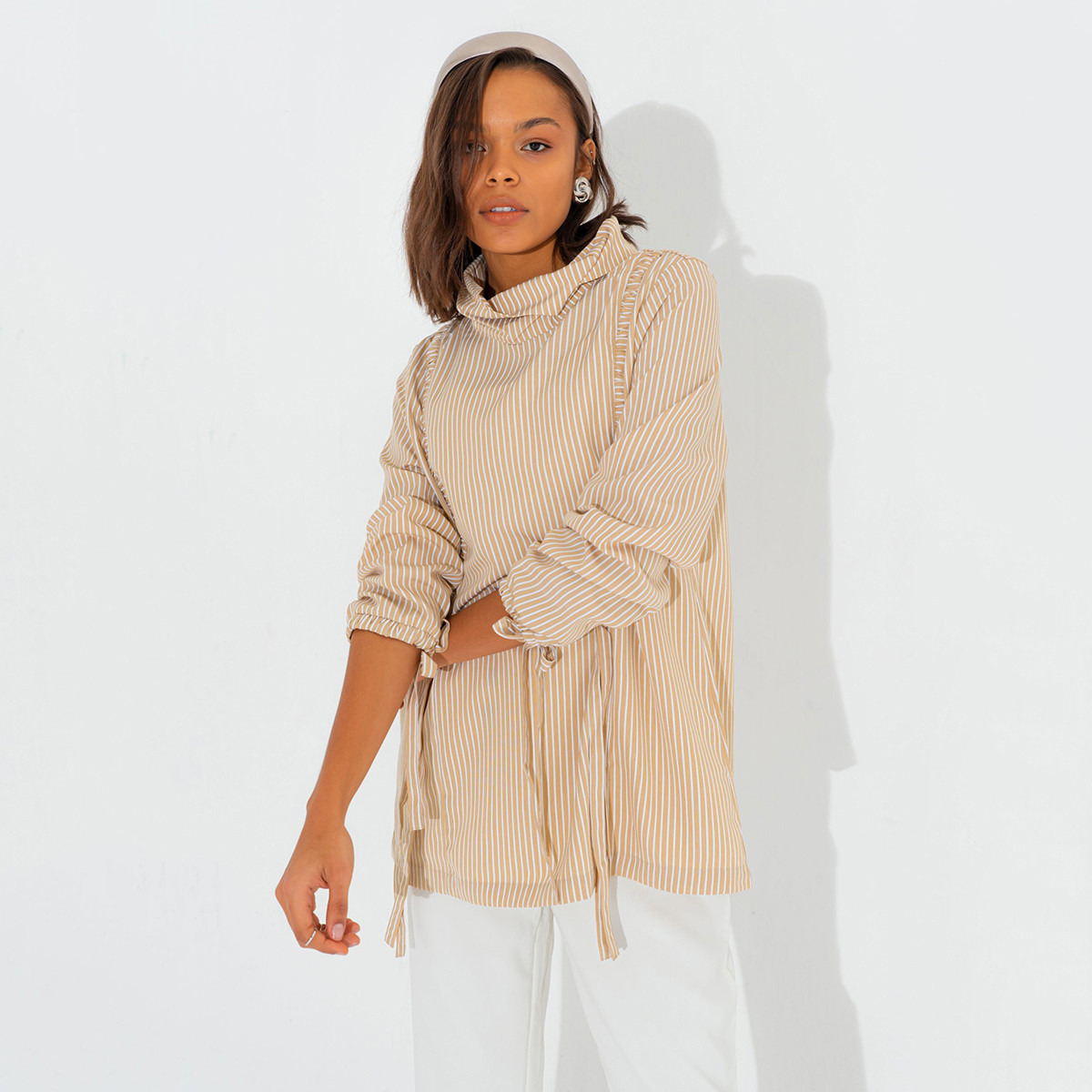 بلوزة مخططة بياقة عالية وأكمام طويلة من أنوتاه-women-clothing-shirtsandblouses-blouses-image-1