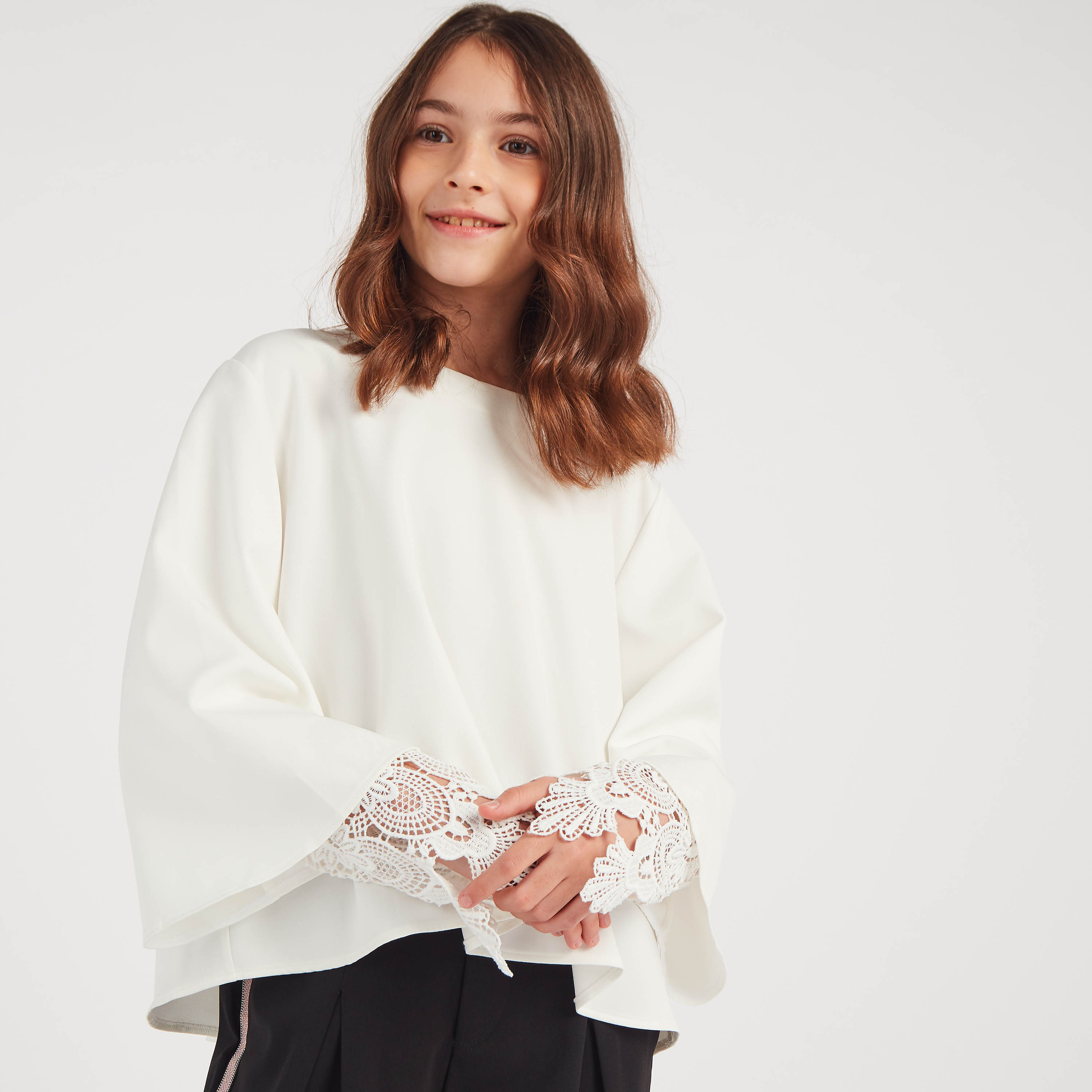بلوزة سادة بأكمام طويلة وتفاصيل دانتيل من أنوتاه-girls-clothing-blousesandshirts-image-1