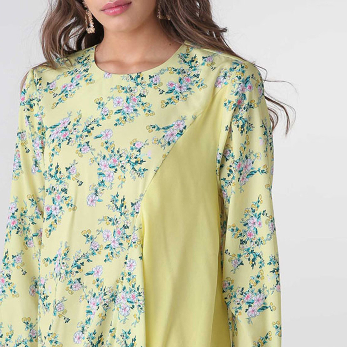 تونك طويل بطبعات زهور بأطراف غير متساوية وياقة مستديرة من أنوتا-women-clothing-shirtsandblouses-blouses-image-2