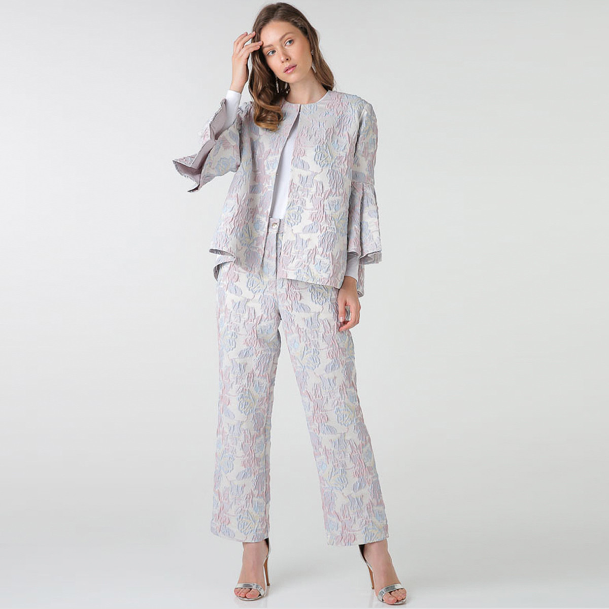 بنطلون بارز الملمس بخصر متوسط الارتفاع وزر إغلاق وجيوب من أنوتاه-women-clothing-bottoms-trousers-image-2