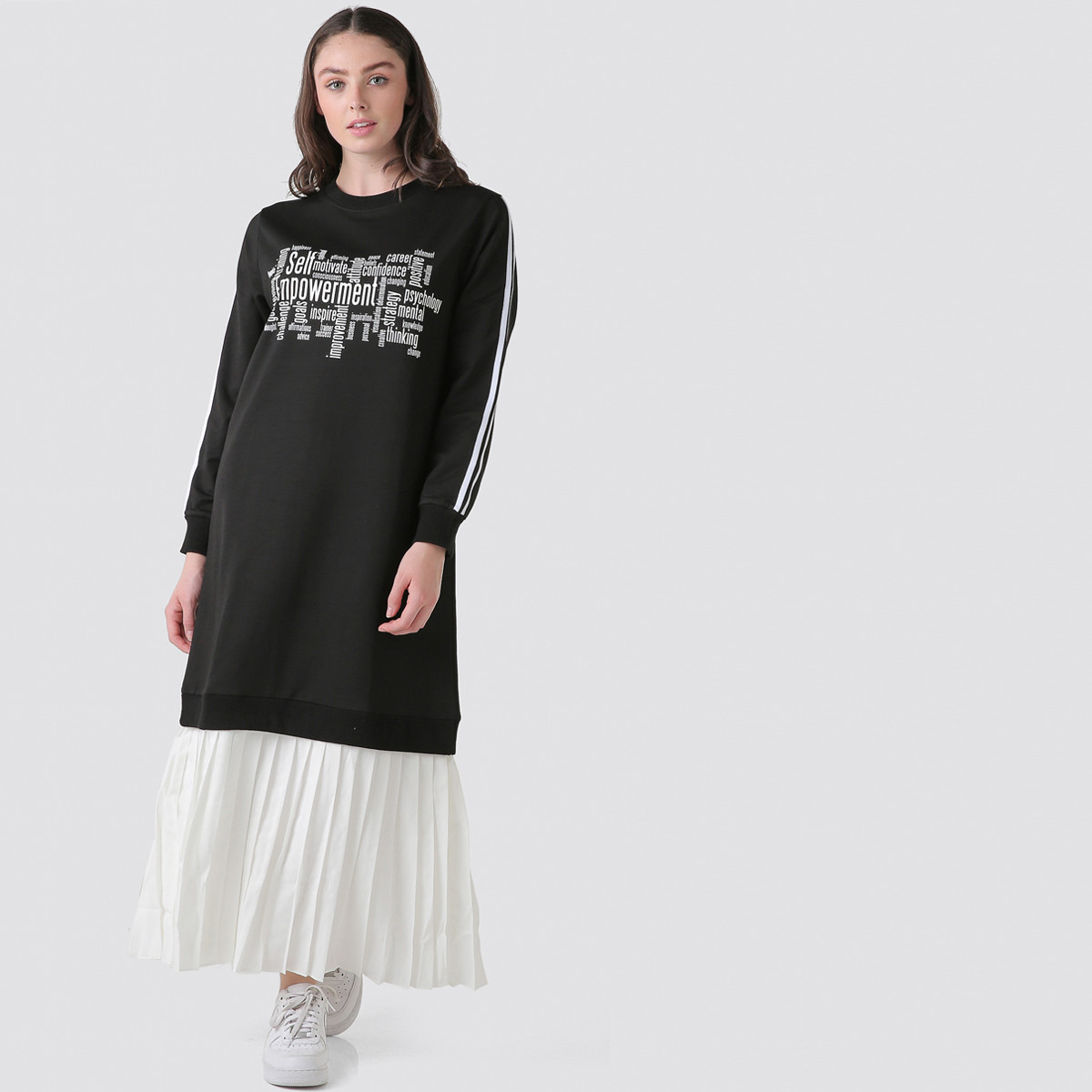 فستان سويت بياقة مستديرة وأكمام طويلة وطبعات شعار من أنوتاه-women-clothing-dresses-image-1
