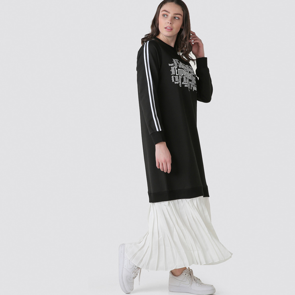 فستان سويت بياقة مستديرة وأكمام طويلة وطبعات شعار من أنوتاه-women-clothing-dresses-image-3