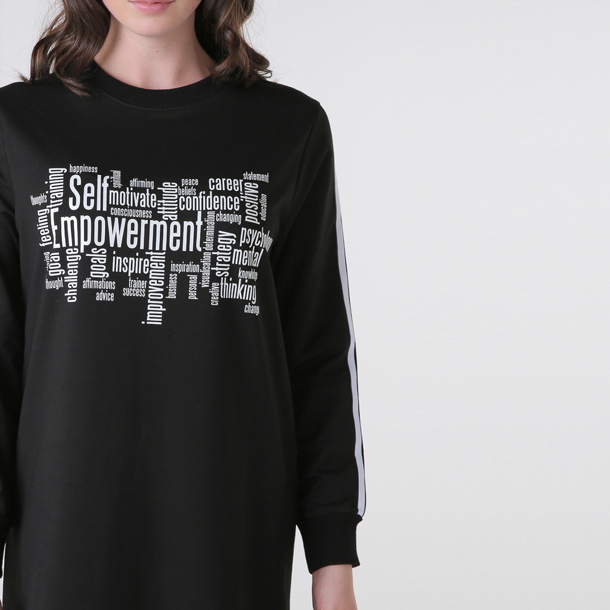 فستان سويت بياقة مستديرة وأكمام طويلة وطبعات شعار من أنوتاه-women-clothing-dresses-image-5