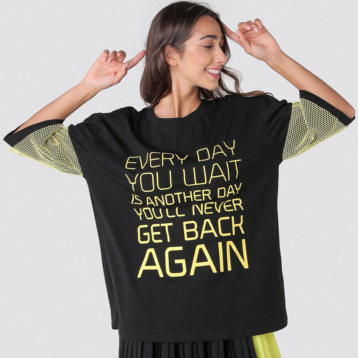 بلوزة بياقة مستديرة وأكمام 3/4 وتفاصيل شعار من أنوتاه-women-clothing-tshirts-image-1